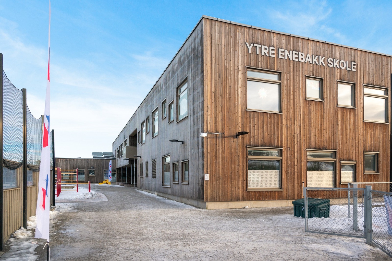 Kort vei til både barneskole og ungdomsskole. Ytre Enebakk skole (1.-7. trinn) og Mjær ungdomsskole (8.-10. trinn) ligger i nærområdet. Galleribilde