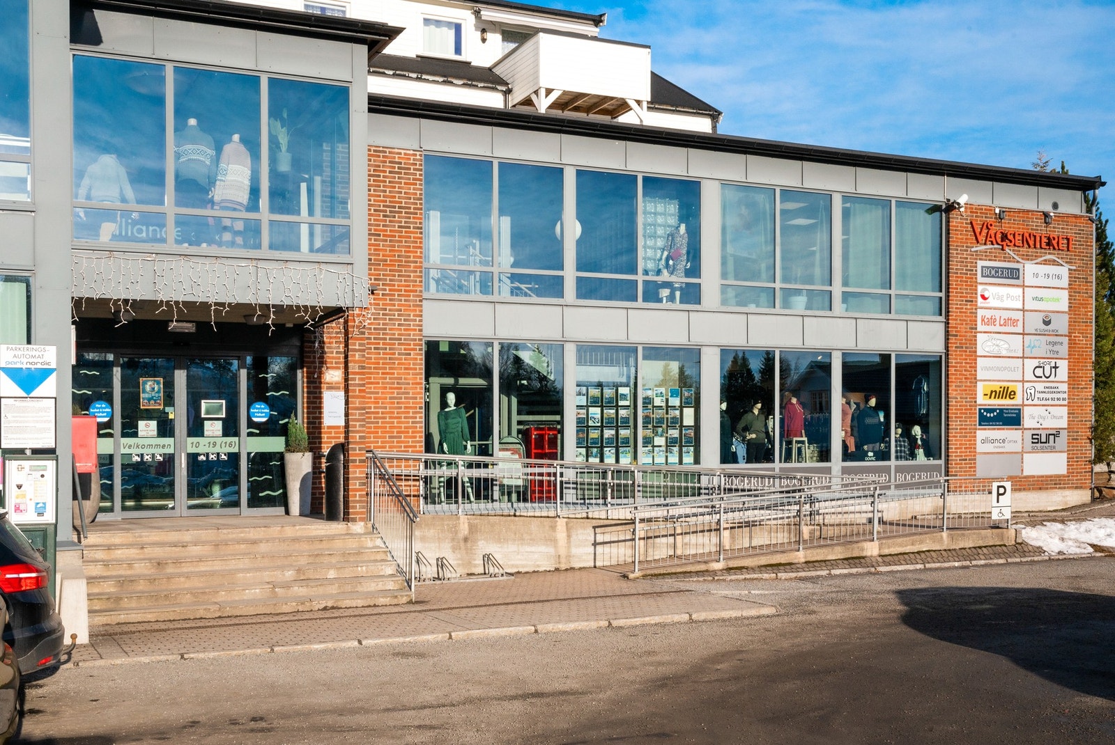 Vågsenteret med diverse butikker ligger i Ytre Enebakk sentrum (ca. 8 min i bil fra boligen). Galleribilde