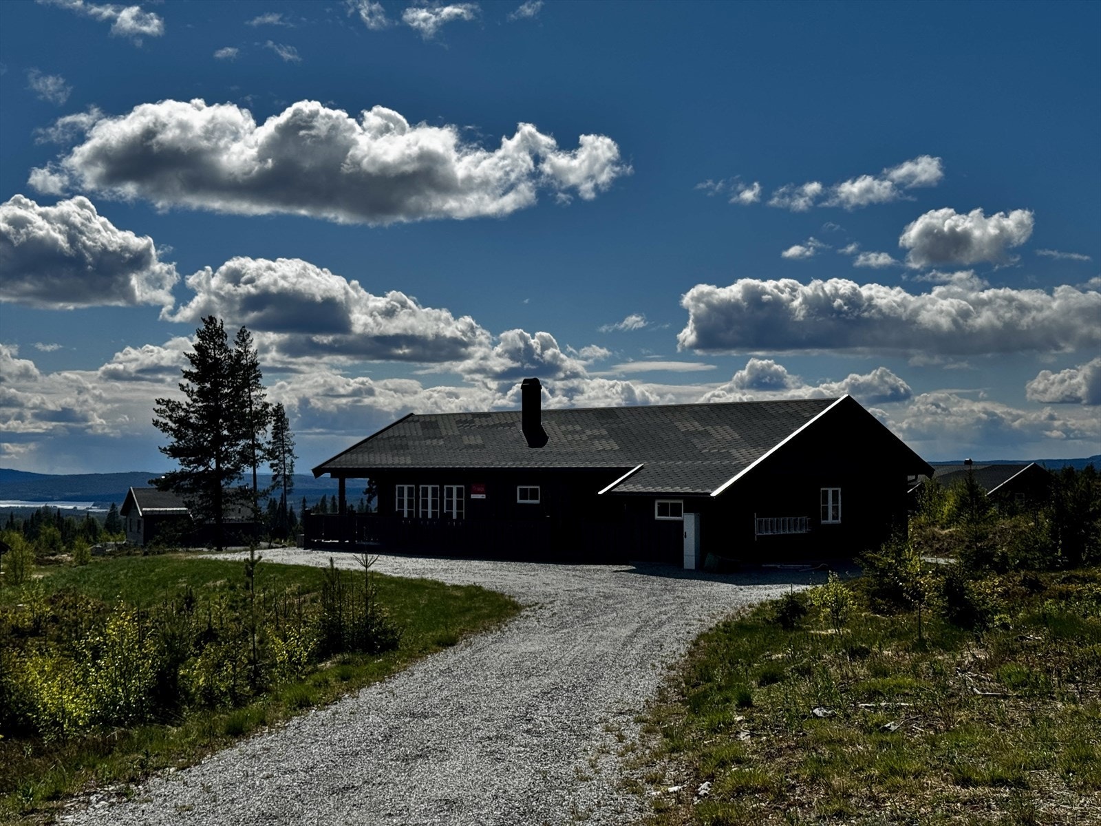 Velkommen til Furutangen hytteområde og Sisselbrenna 1! Eiendommen har en solrik beliggenhet ca. 611 moh. med flott utsikt over den uberørte naturen med vidstrakte åser og fjell. Galleribilde