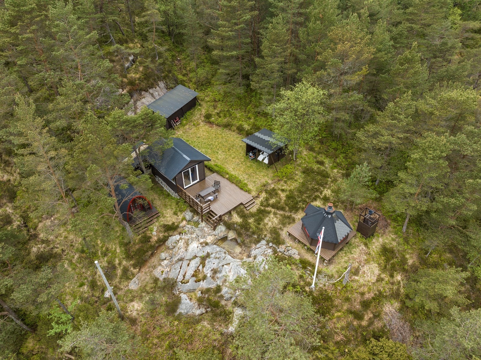 Fritidseiendommen ligger idyllisk til ved Leirvågen på Korsneset, ytterst i Fanafjorden. Galleribilde
