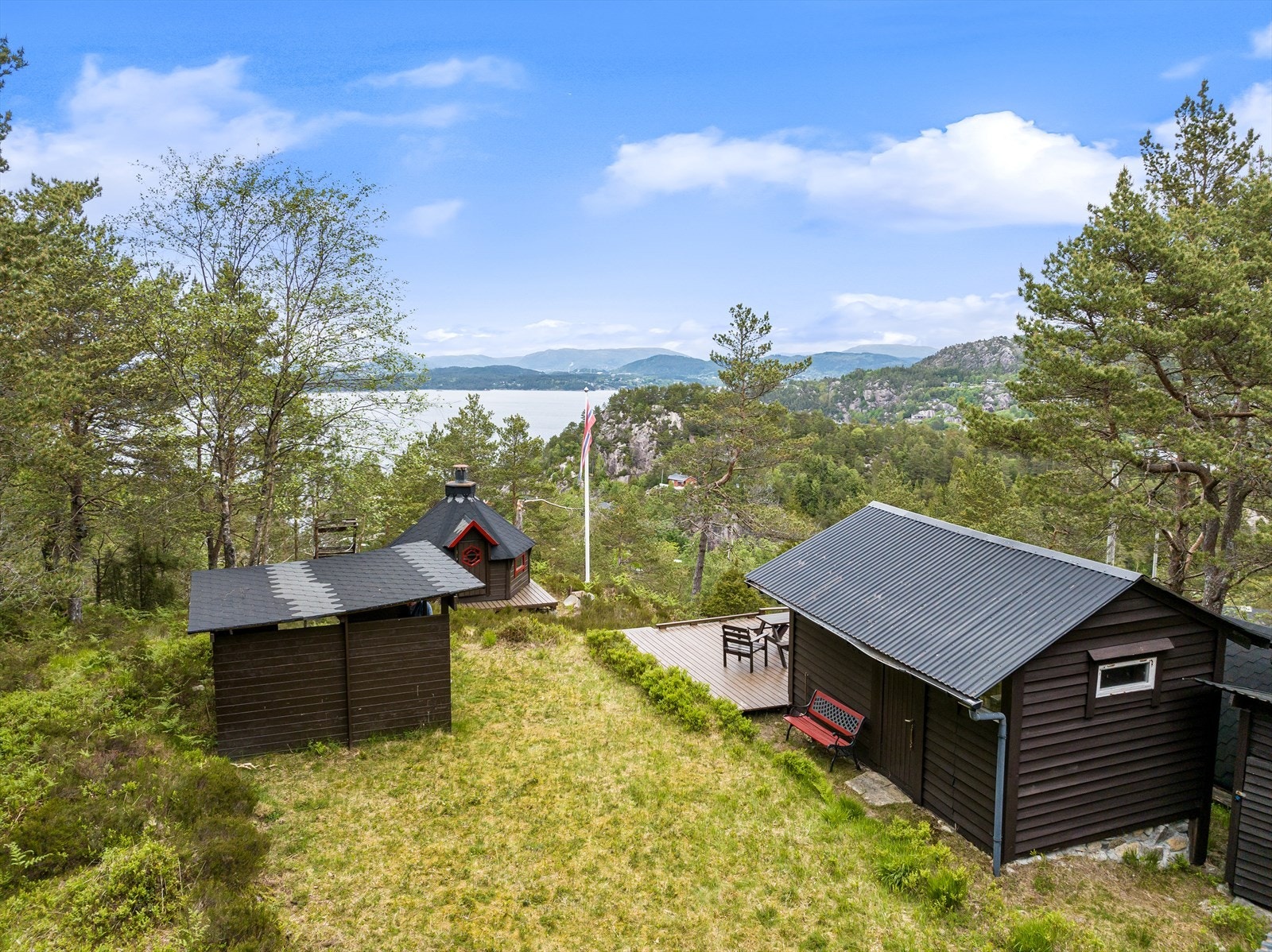 Flott utsikt over selve Leirvågen, Fanafjorden mot Hordnes, Løvstakken og Ulriken. Galleribilde