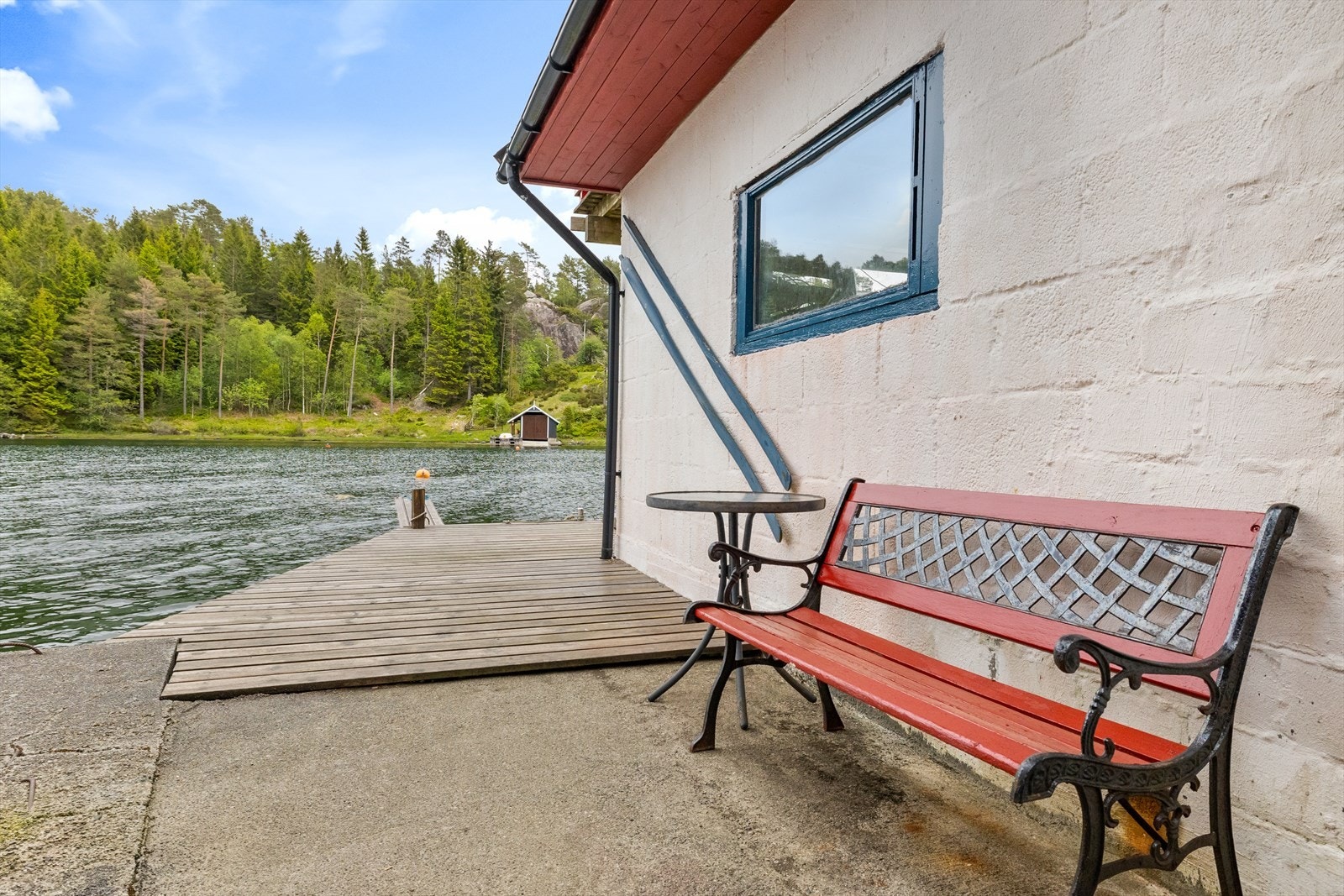 Naustet er pent opparbeidet med støpt slipp, trebrygger, utligger og terrasse. Galleribilde
