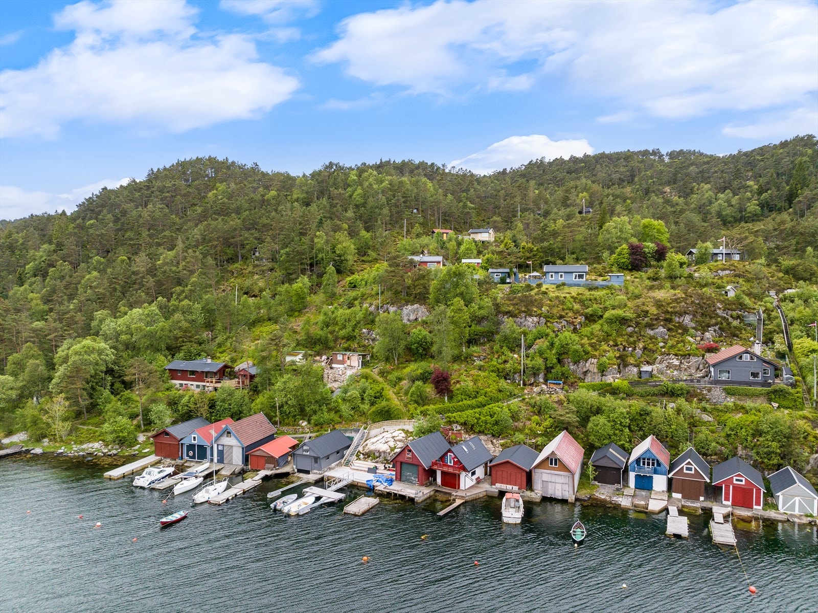 Leirvågen er en god havn godt beskyttet for vind med gode badeforhold.. Galleribilde