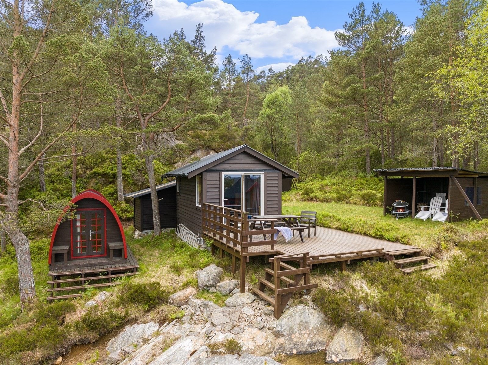 Hyttetomten er på hele 1 533,2 m² hvor det er oppført en enkel hytte på 13 m² samt anneks på 8 m² og grillhytte på 9 m² Galleribilde