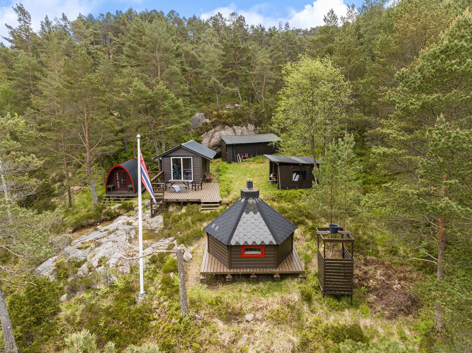Hytteeiendommen ligger ca 200 meter fra parkeringsplassen Galleribilde