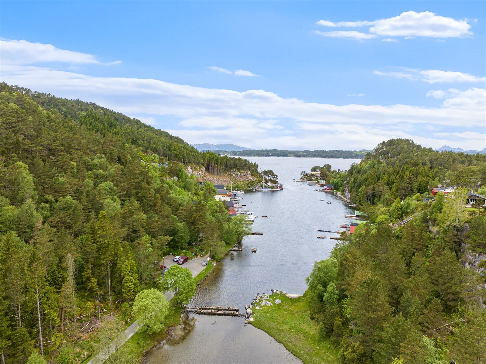Det er ca. 75 meter å gå fra parkeringsplassen til naustet Galleribilde