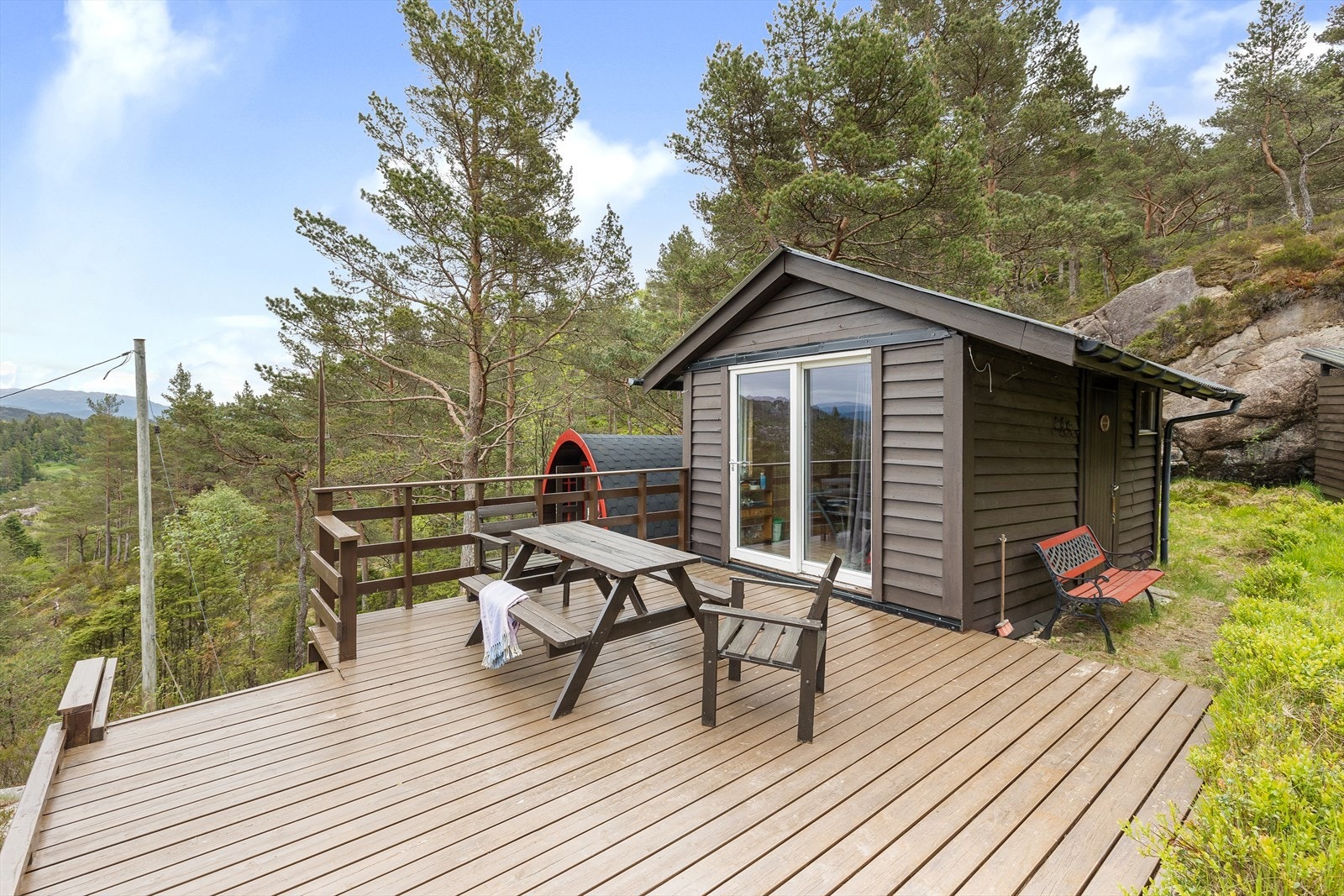 Utenfor fritidsboligen er det oppført en terrasse på ca. 22 m². Galleribilde