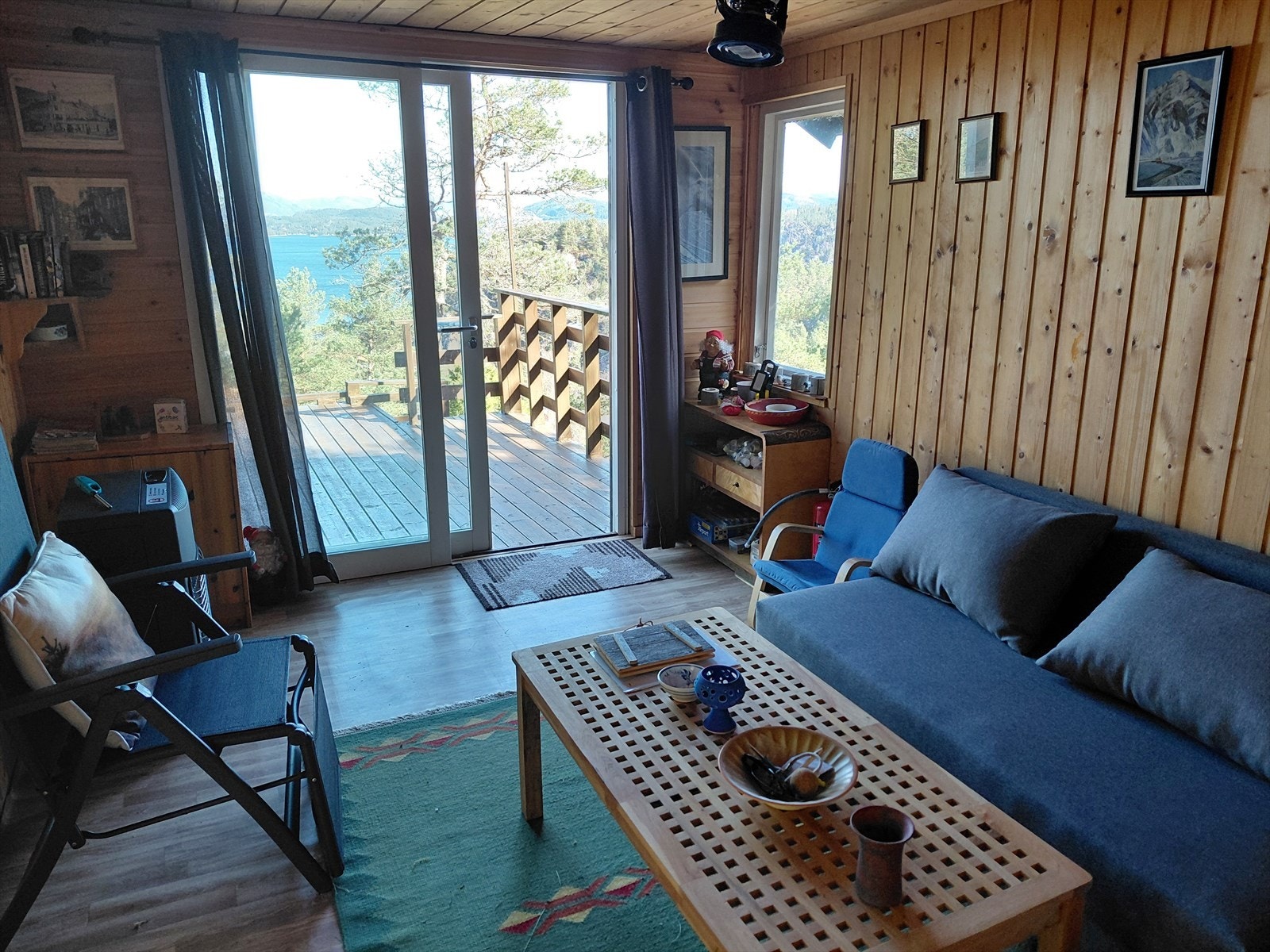 Både naust og fritidsbolig selges med innbo som forefinnes på visning. Galleribilde