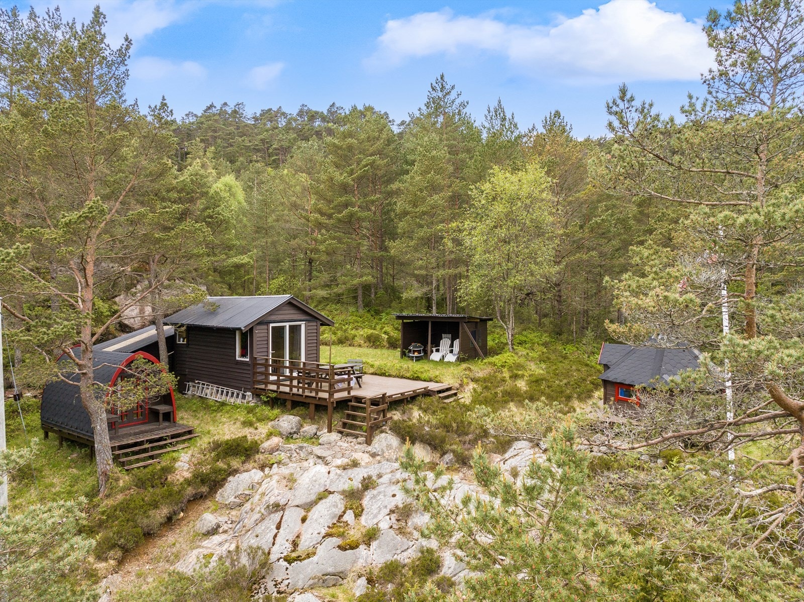 Sentral beliggenhet, kun 30 min med bil fra Bergen sentrum, og 15 min fra Lagunen. Galleribilde