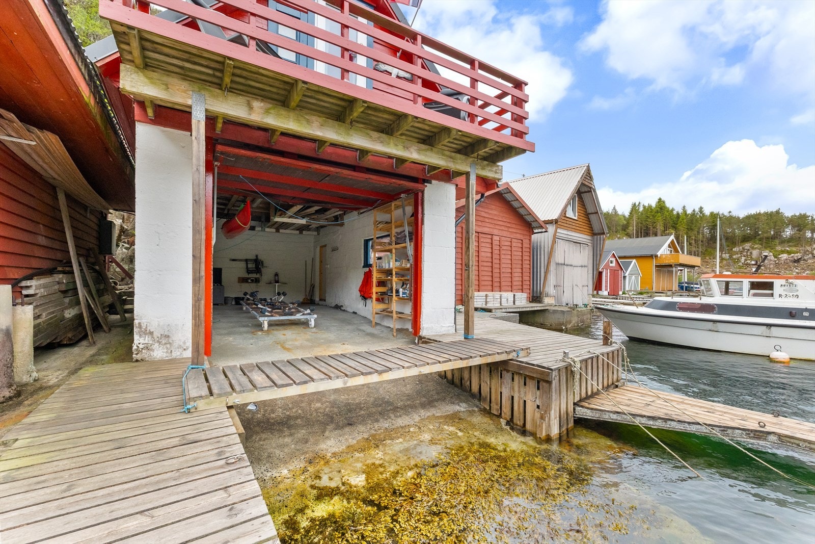 Det er innlagt strøm i naustet. Galleribilde