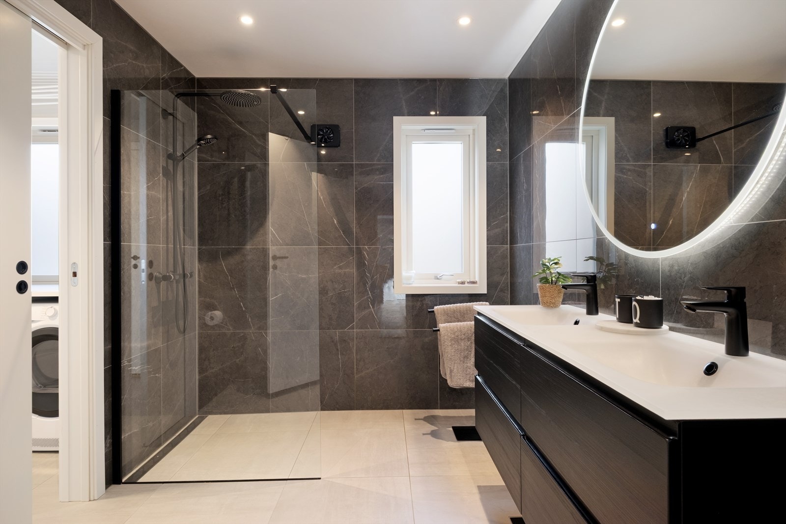 Badet er av god storleik og er utført med tidsriktige materialval og gjennomført design. Galleribilde