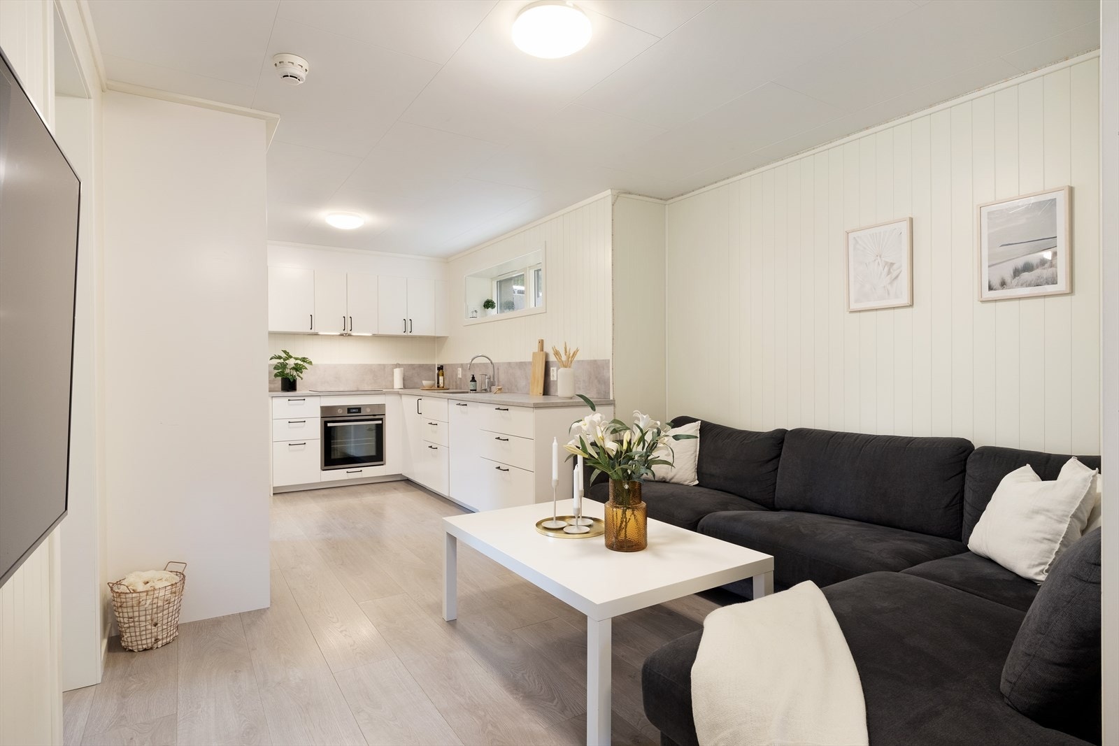 Det er varmekablar golva i heile underetasjen. Godt lydisolert mellom etasjane med lydhimling. Galleribilde