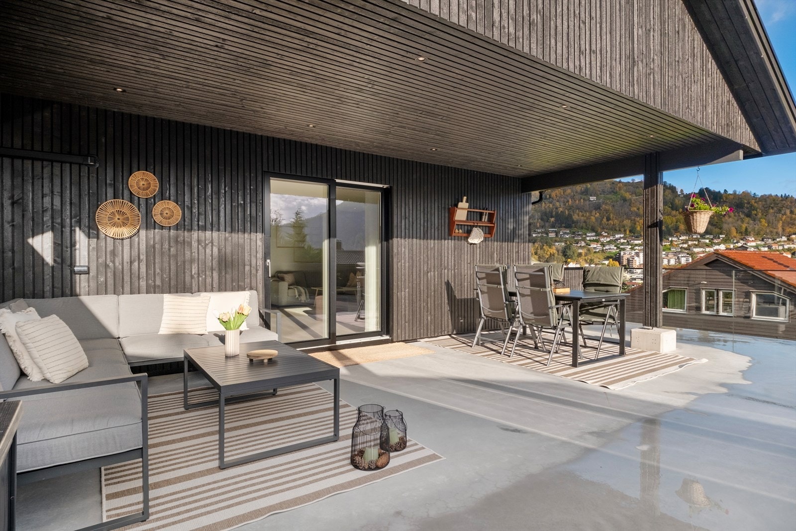 Stor solrik terrasse på ca. 65 kvm med nydeleg utsikt til bygda og fjorden. Galleribilde