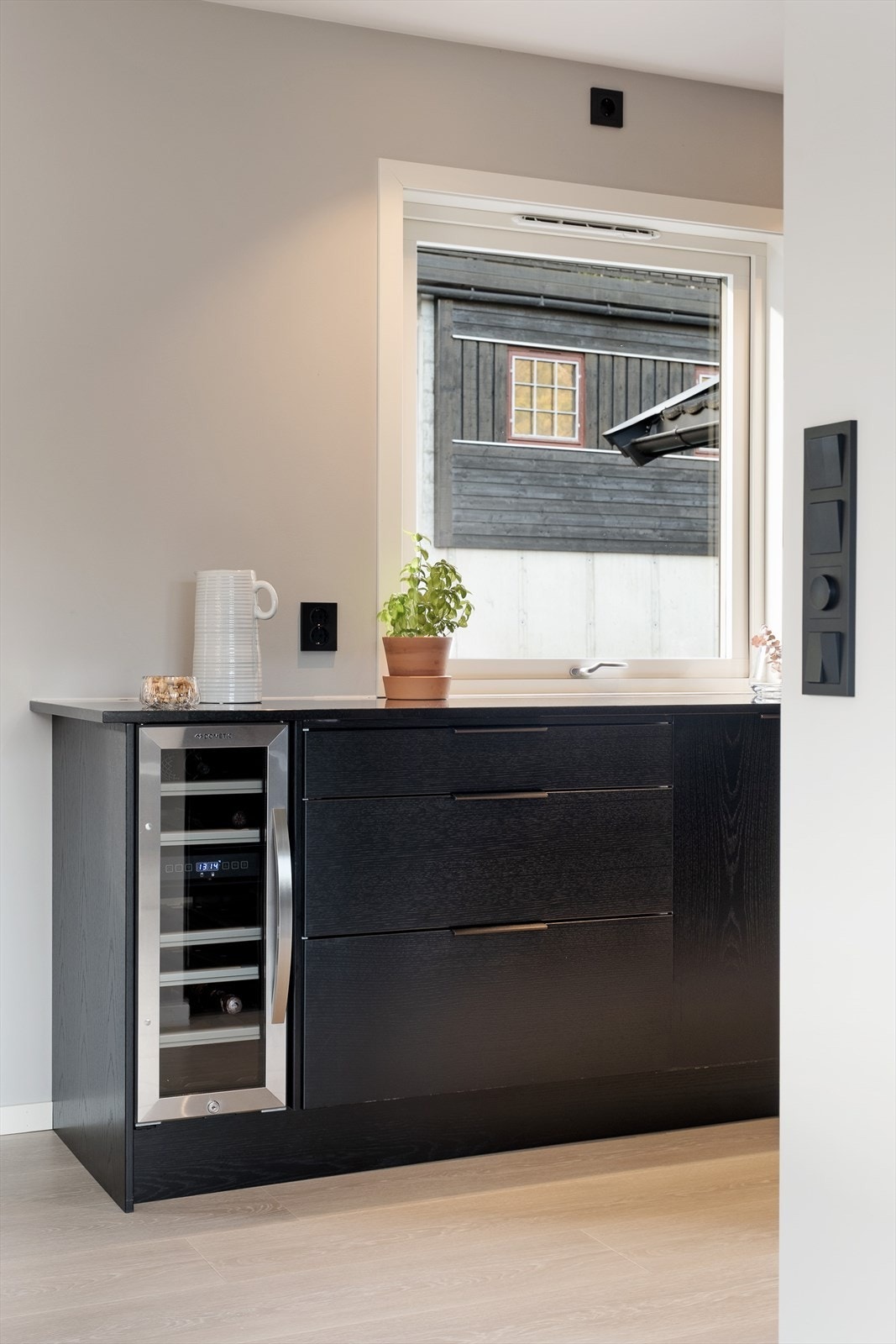 Vinskåp i enden av kjøkkenbenken. Galleribilde