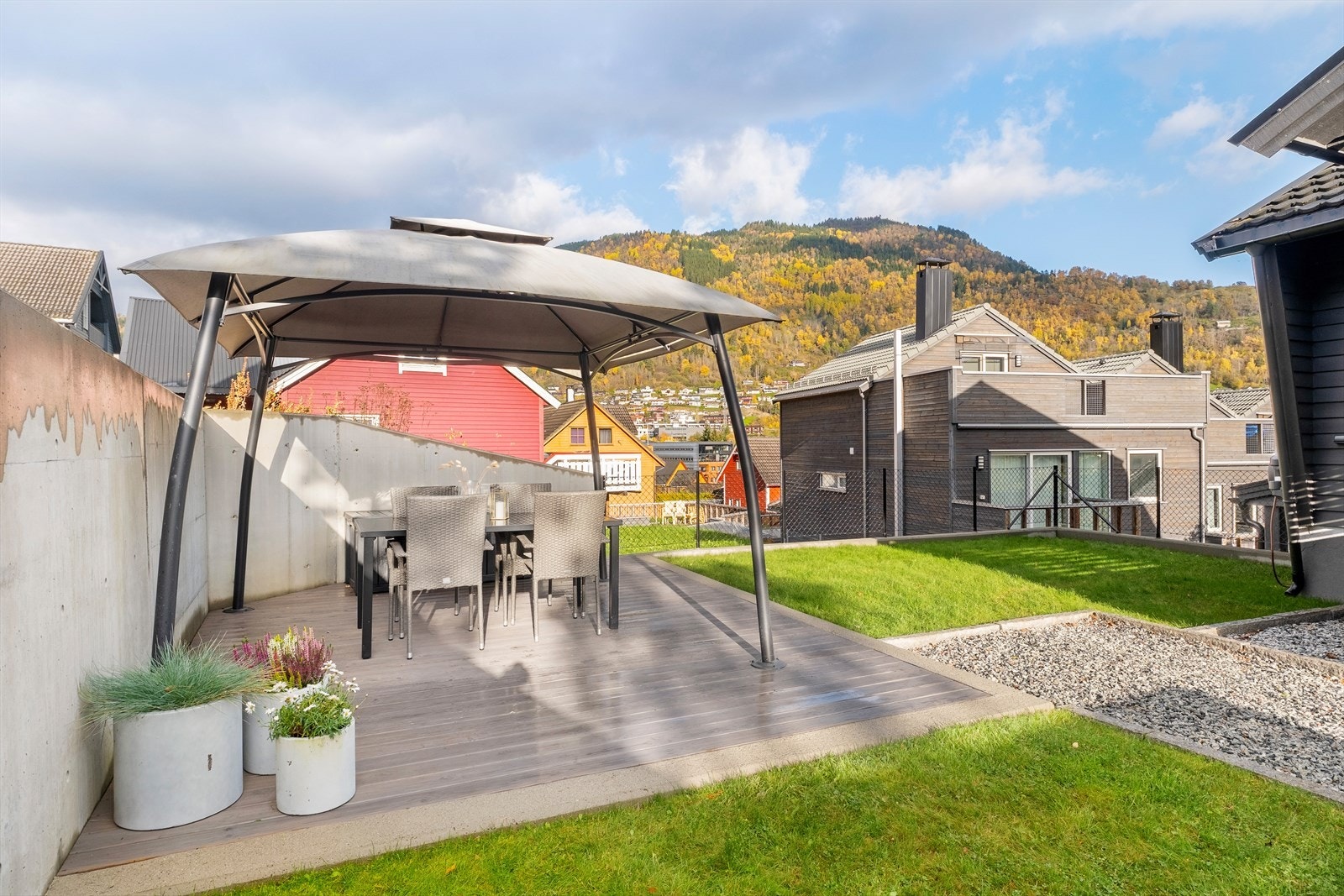Her finn ein fleire fine uteplassar - mellom anna ein overbygd terrasse og ein triveleg sitjeplass med pergola, som gjer det enkelt å nyte både solrike og lune kveldar. Galleribilde