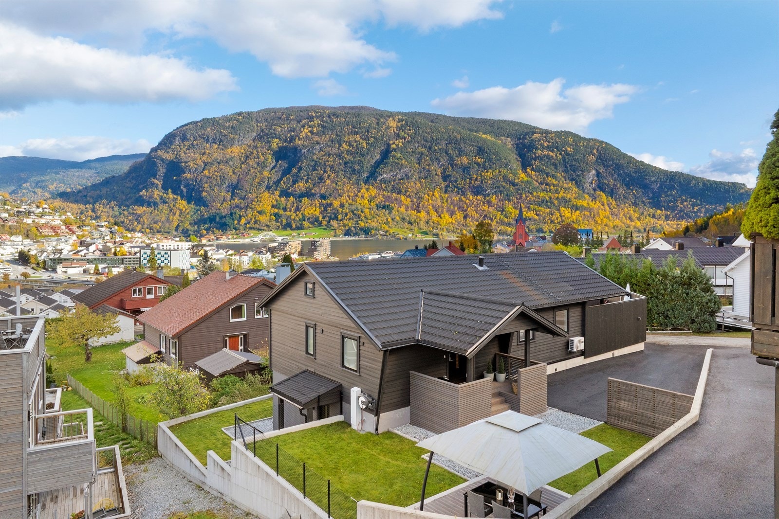 Om sommarhalvåret er dette ein av dei mest solrike plassane i Sogndal Galleribilde