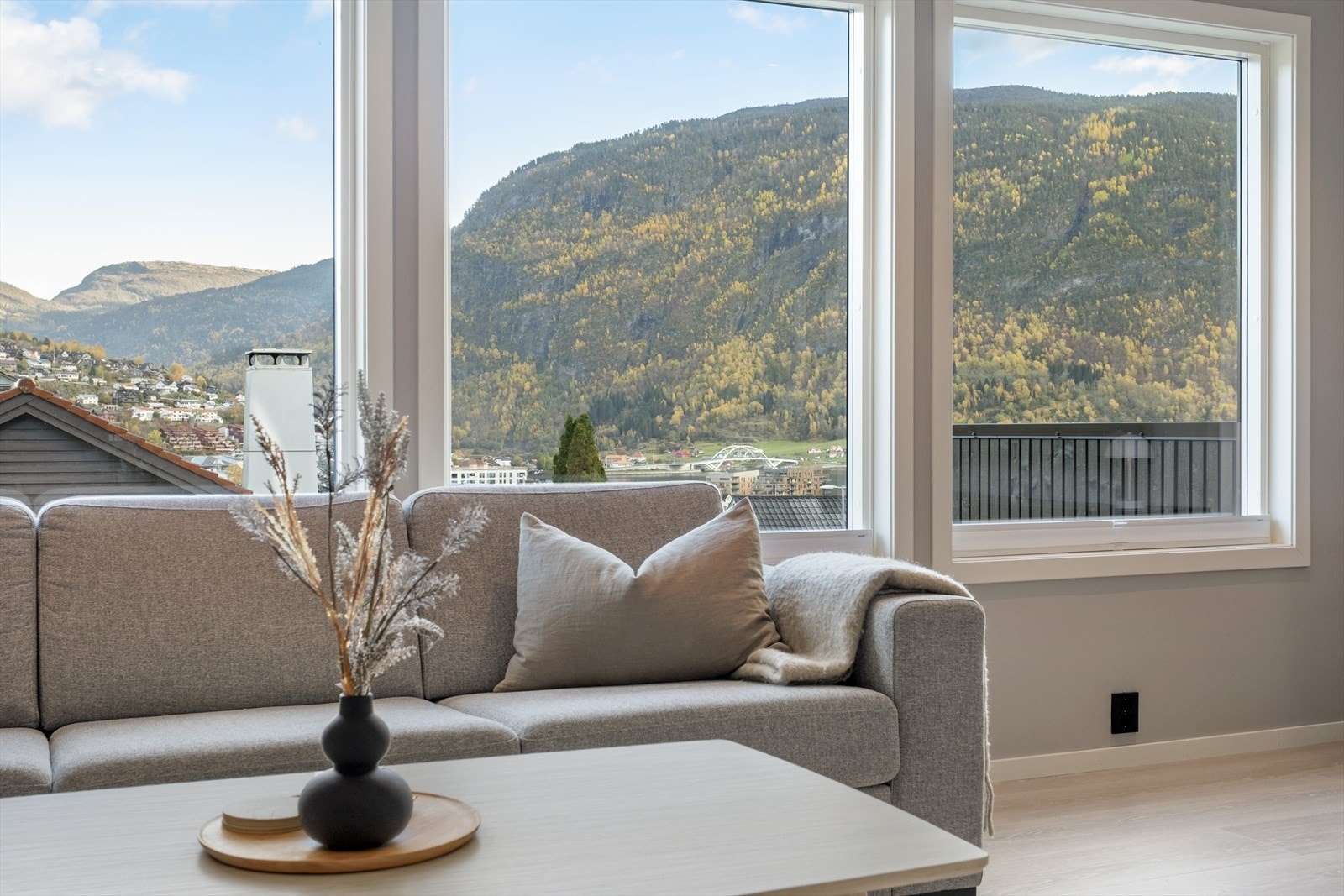 I gjennom dei store vindaugsflatene får ein mykje naturleg lys i tillegg til flott utsikt mot sentrum og fjorden. Galleribilde