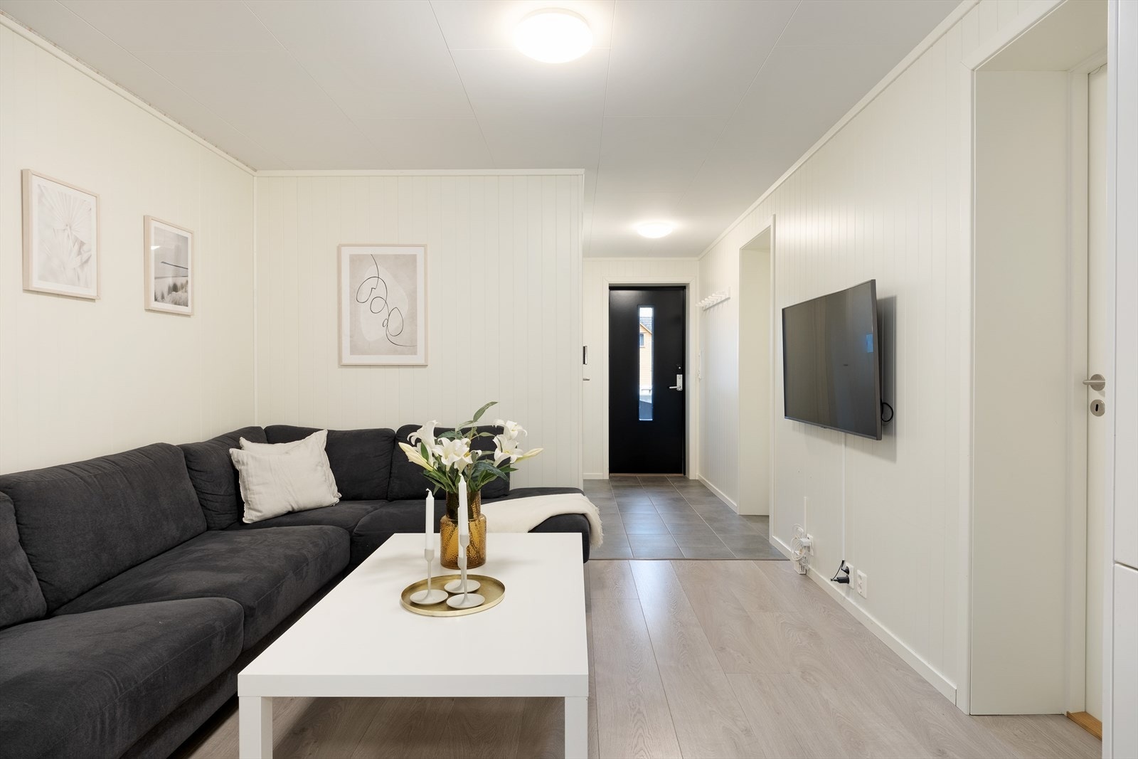 Utleigedelen i underetasjen har eigen inngang der entré, stove og kjøkken kjem i ei opa løsying. Galleribilde