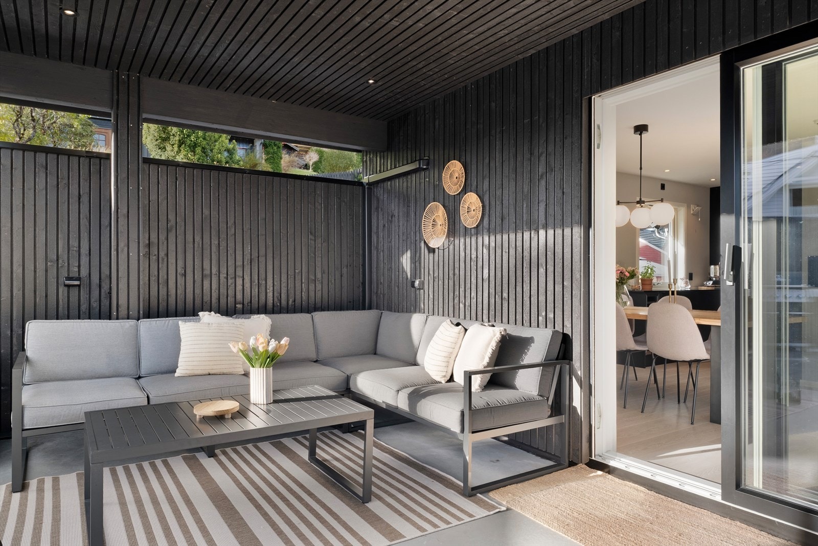 Her kan ein nyte lune sommarkveldar og skjerming mot både sol og regn, noko som gjer terrassen til ein naturleg forlenging av opphaldsrommet. Galleribilde