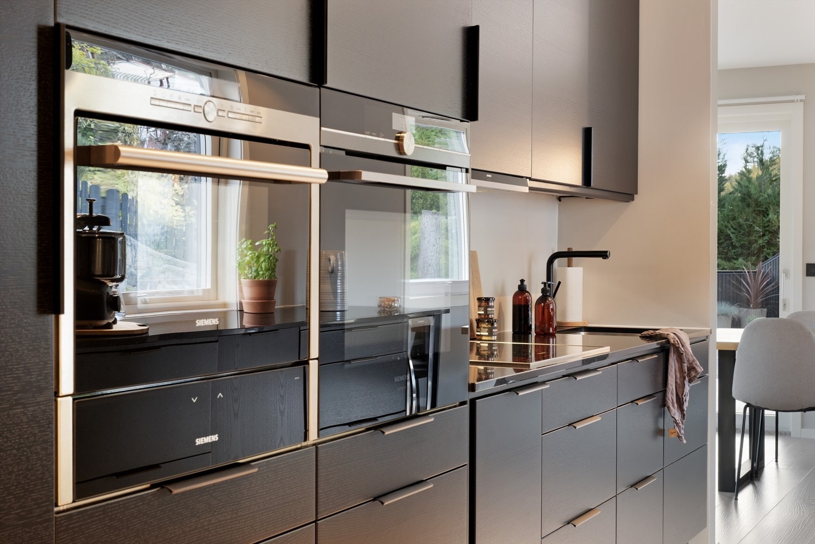 Integrerte kvitevarer frå Siemens med kjøle/fryseskåp, dampomn, vanleg ovn/mikro og oppvaskmaskin. Galleribilde