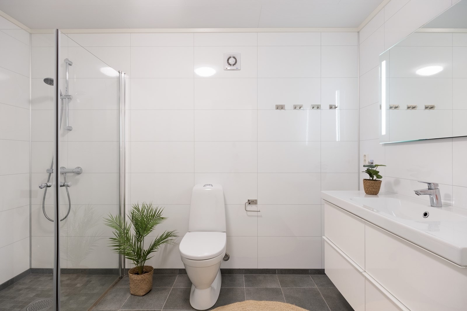 Badet har baderomsplater på veggar og i taket er det himlingsplater. Golvet er flislagt og har elektriske varmekablar. Galleribilde