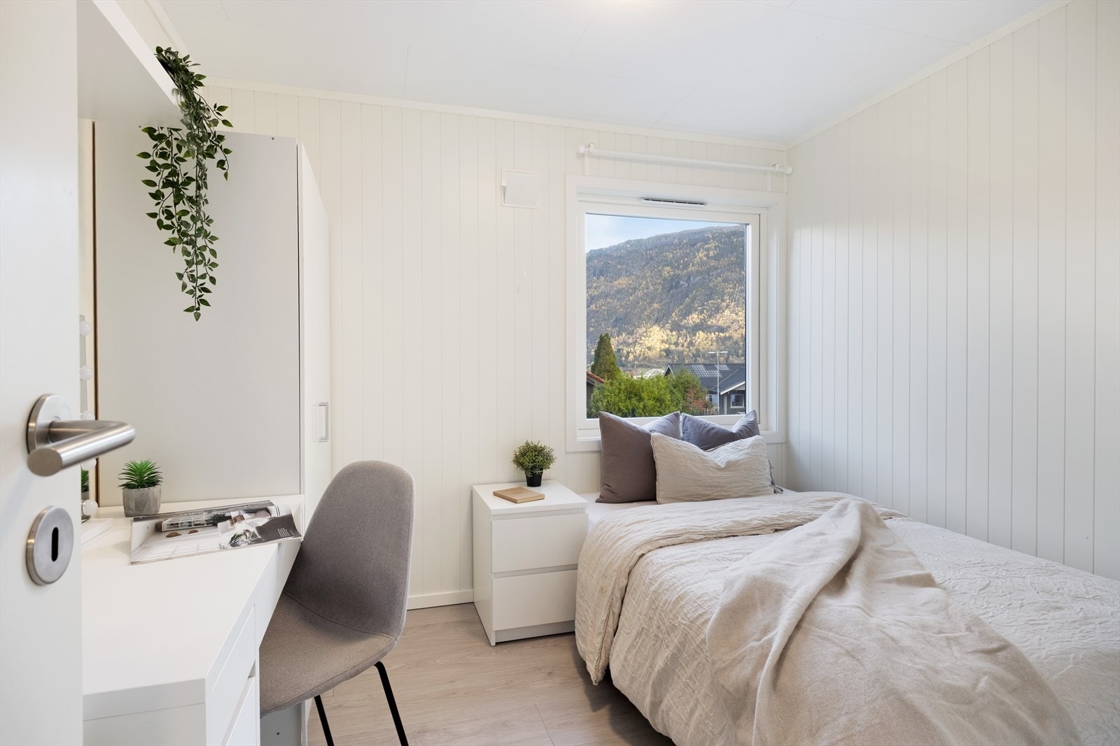 Utleigedelen har også 4 lyse og fine soverom/hyblar er innreia med garderobeskåp. Galleribilde