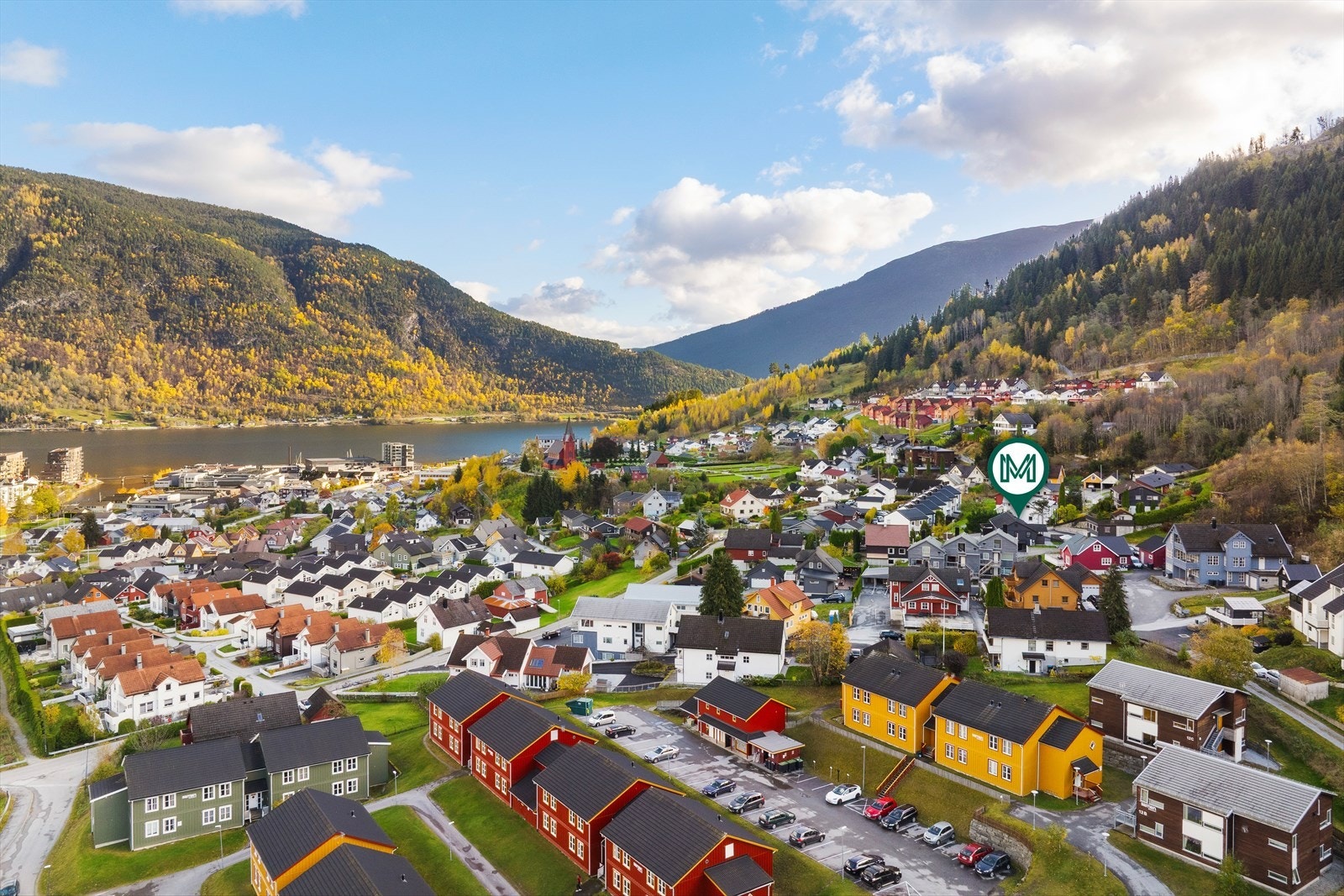 Her er det gå-avstand til alt av skular, barnehage, Høgskulen og Campus.
Kort veg til Sogndal sentrum med kulturhus, kjøpesenter, restauranter med meir. Galleribilde