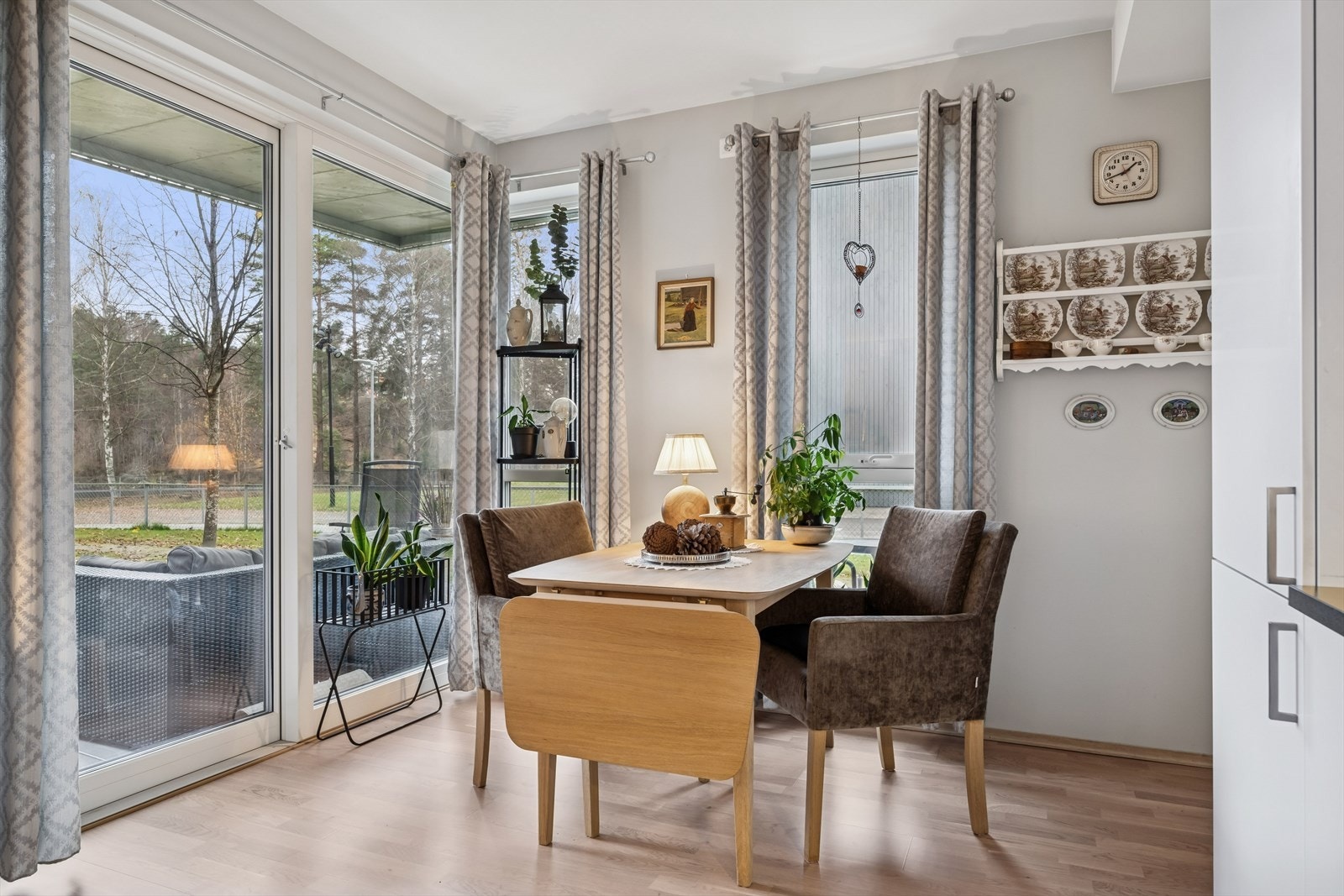 Stue og kjøkken har store vindusflater som gir rikelig med naturlig lys og en luftig romfølelse. Fra stuen er det utgang til platting og fellesareal via stor skyvedør, som gir en sømløs overgang mellom inne og ute. Galleribilde