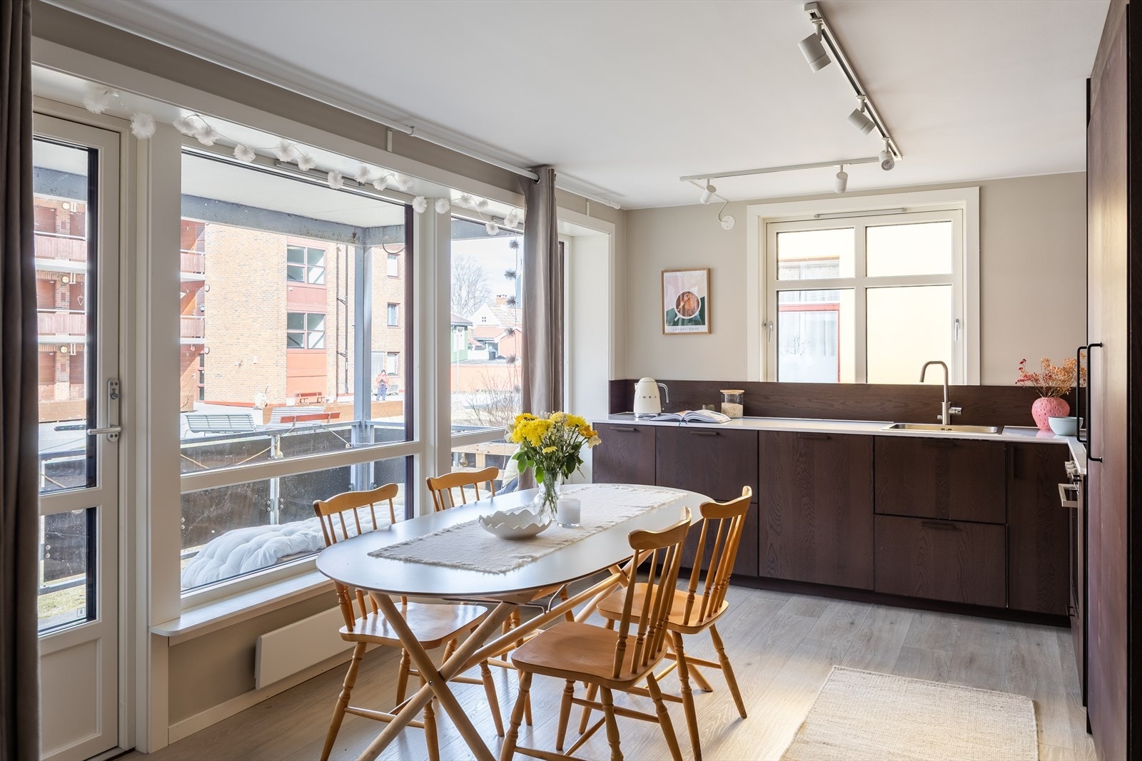 Leiligheten har en flott beliggenhet vendt ut mot bakgården til sameiet. Alle vinduene i leiligheten er ny fra 2025. Galleribilde
