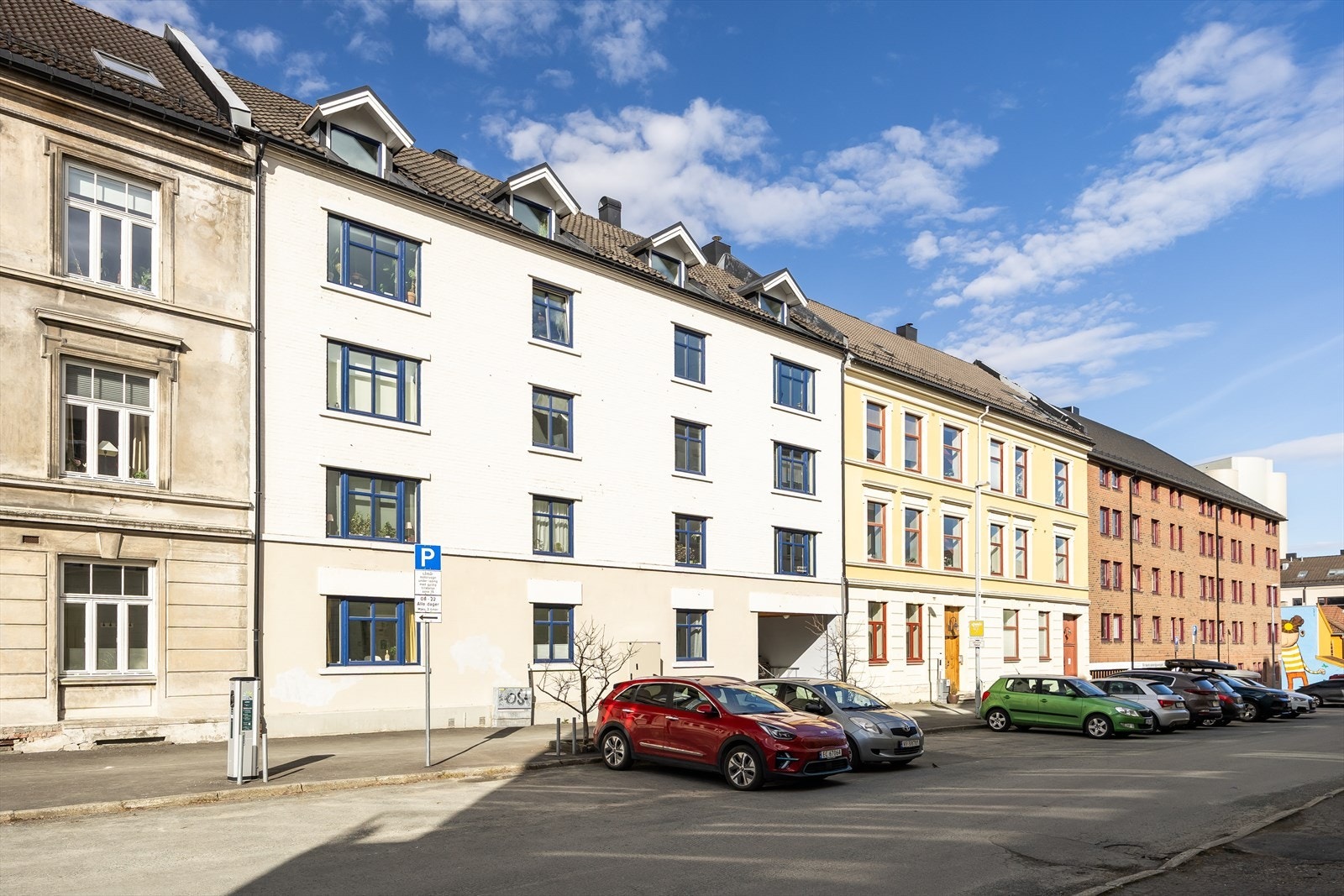 Boligen ligger meget sentralt til, i hjertet av det gamle Ila. Ila er et ungt og urbant område like utenfor sentrumskjernen. Det finnes flere servicetilbud her, slik som butikker, cafeer, treningssenter etc. Det er ca. 1,5 km inn til Trondheim sentrum. Galleribilde