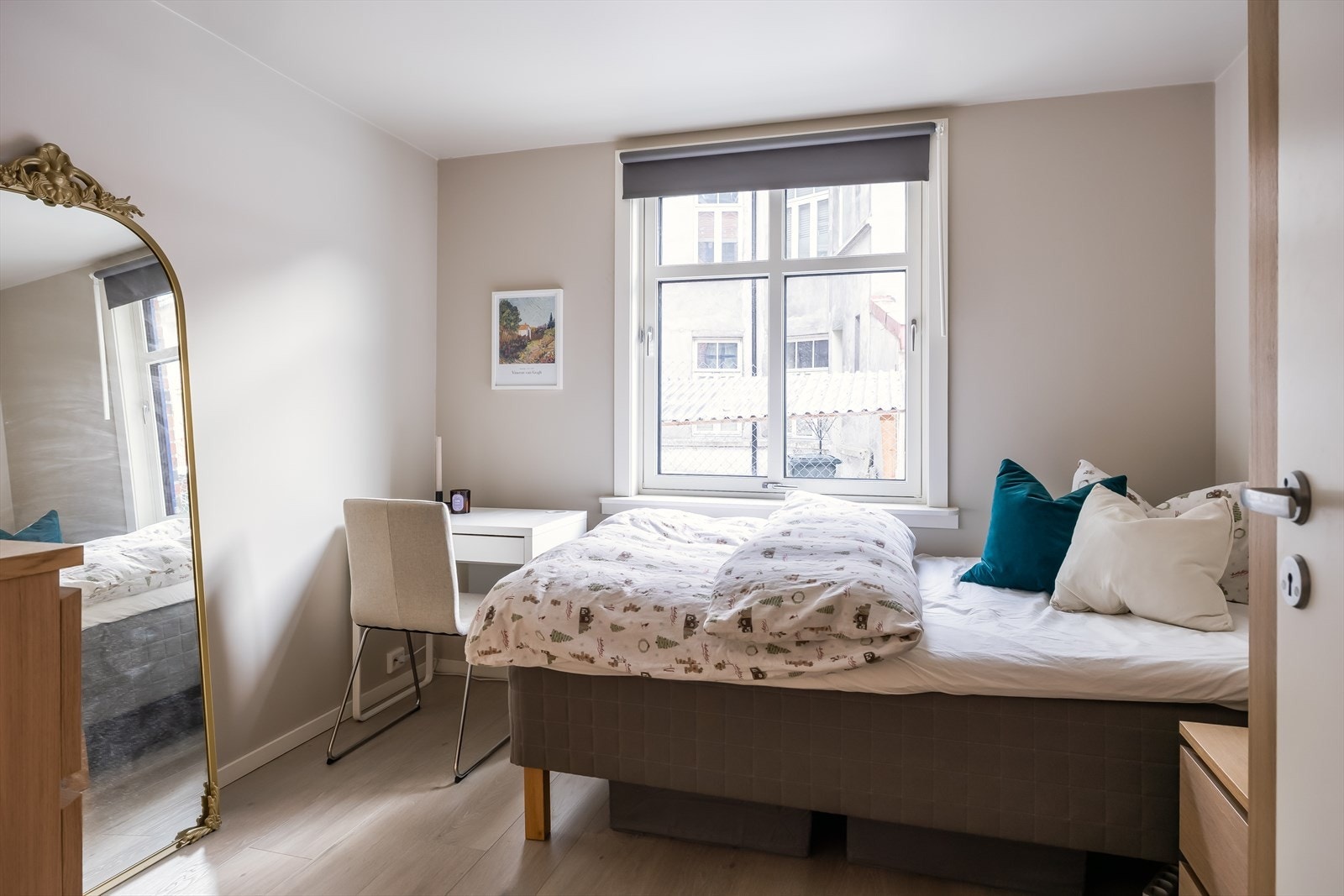 Rommene har tilgang fra entré, stue og kjøkken. Galleribilde