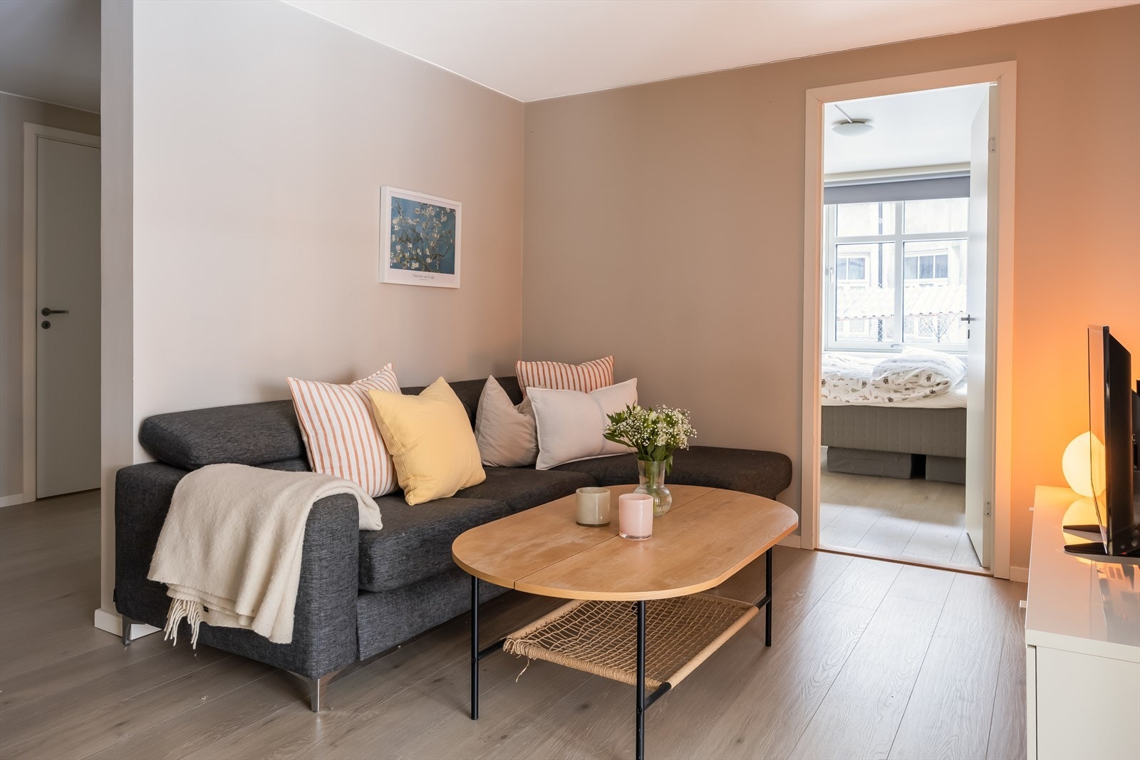 Stuen er i en åpen løsning med kjøkkenet, og er på 30,3 kvm totalt. Her har man godt med plass til sofagruppe. Galleribilde