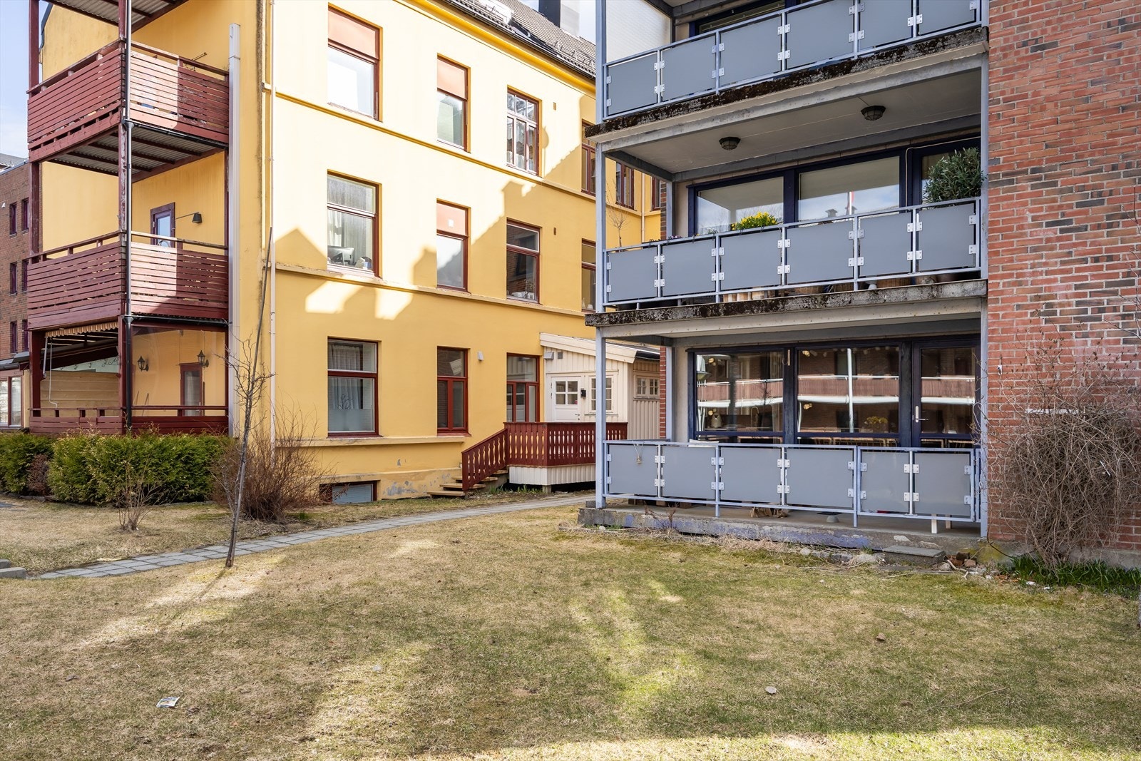 Verandaen ligger vestvendt, slik at man har flotte solforhold sommerstid. Grøntområdene er til fri disposisjon for beboerne. Galleribilde