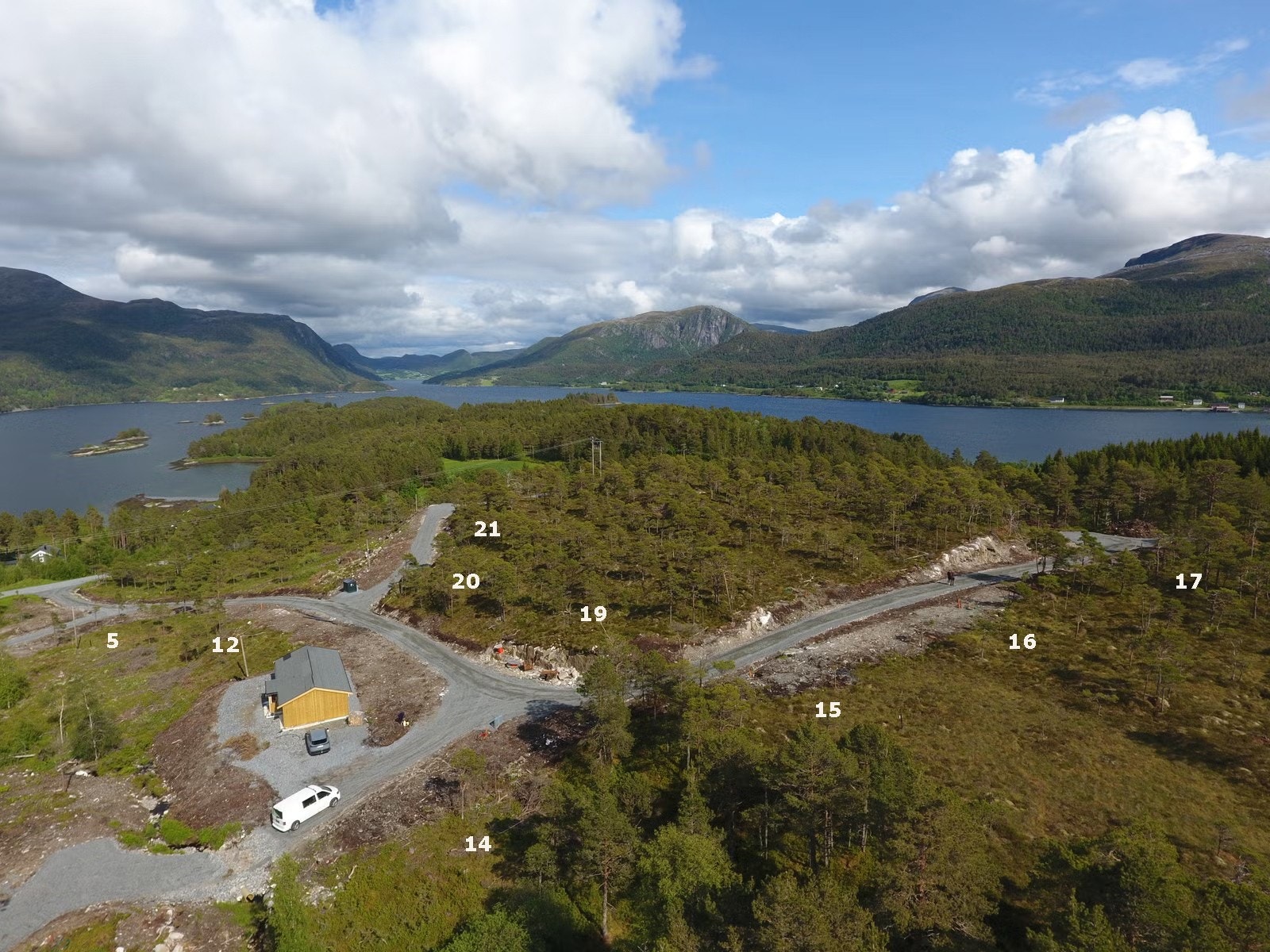 Området ligger vakkert og solrikt til på Skarsøya i Aure kommune Galleribilde