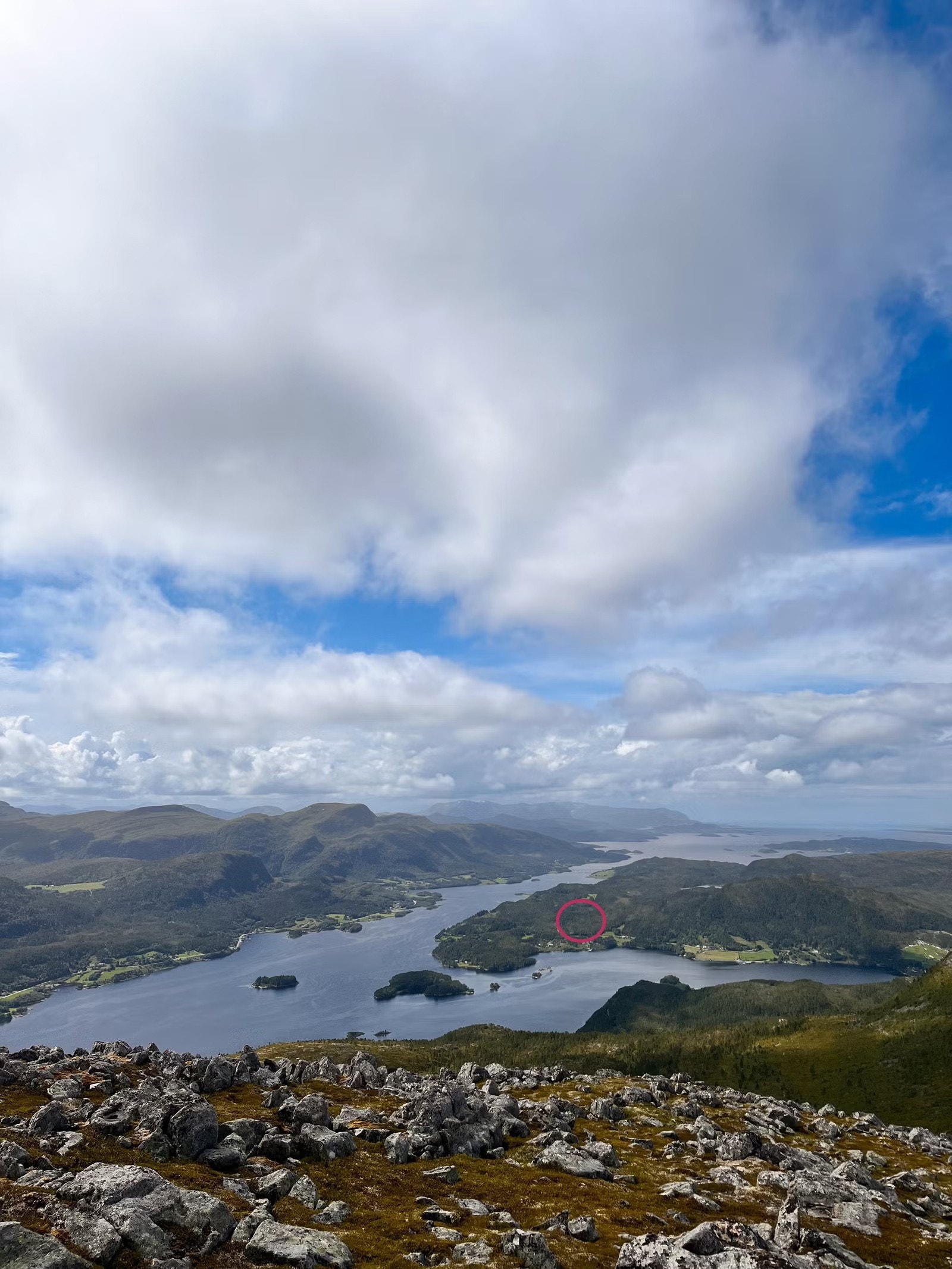 Tomtene ligger solvendt og skjermet i naturskjønne omgivelser på Skarsøya. Foto: grunneier Galleribilde