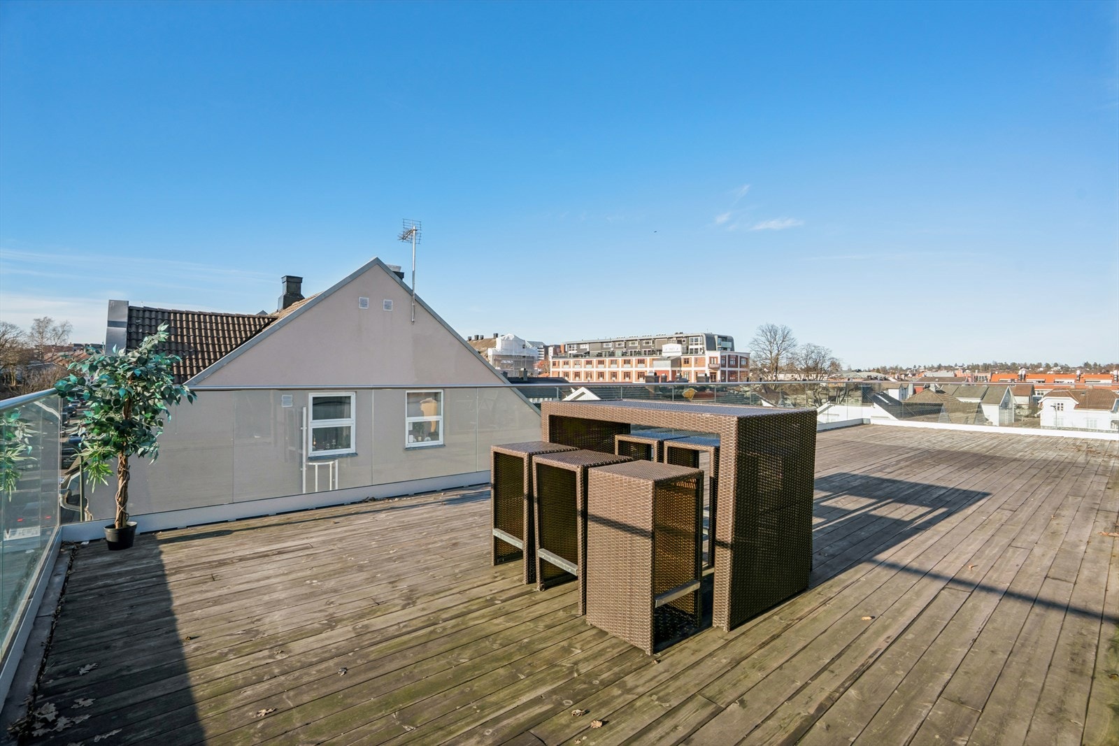 I tillegg til egen , privat balkong, har sameiet en fantastisk takterrasse (samme plan som leiligheten) som er tilgjengelig for alle beboerne. Her kan man nyte gode solforhold og utsikt, med både åpne og delvis overbygde soner. Galleribilde