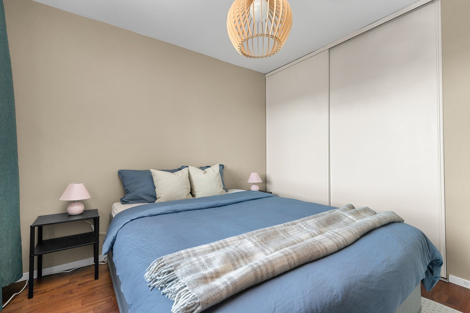 Romslig soverom på 10m² med plass til f.eks. seng med nattbord på begge sider og et praktisk integrert garderobeskap. Galleribilde