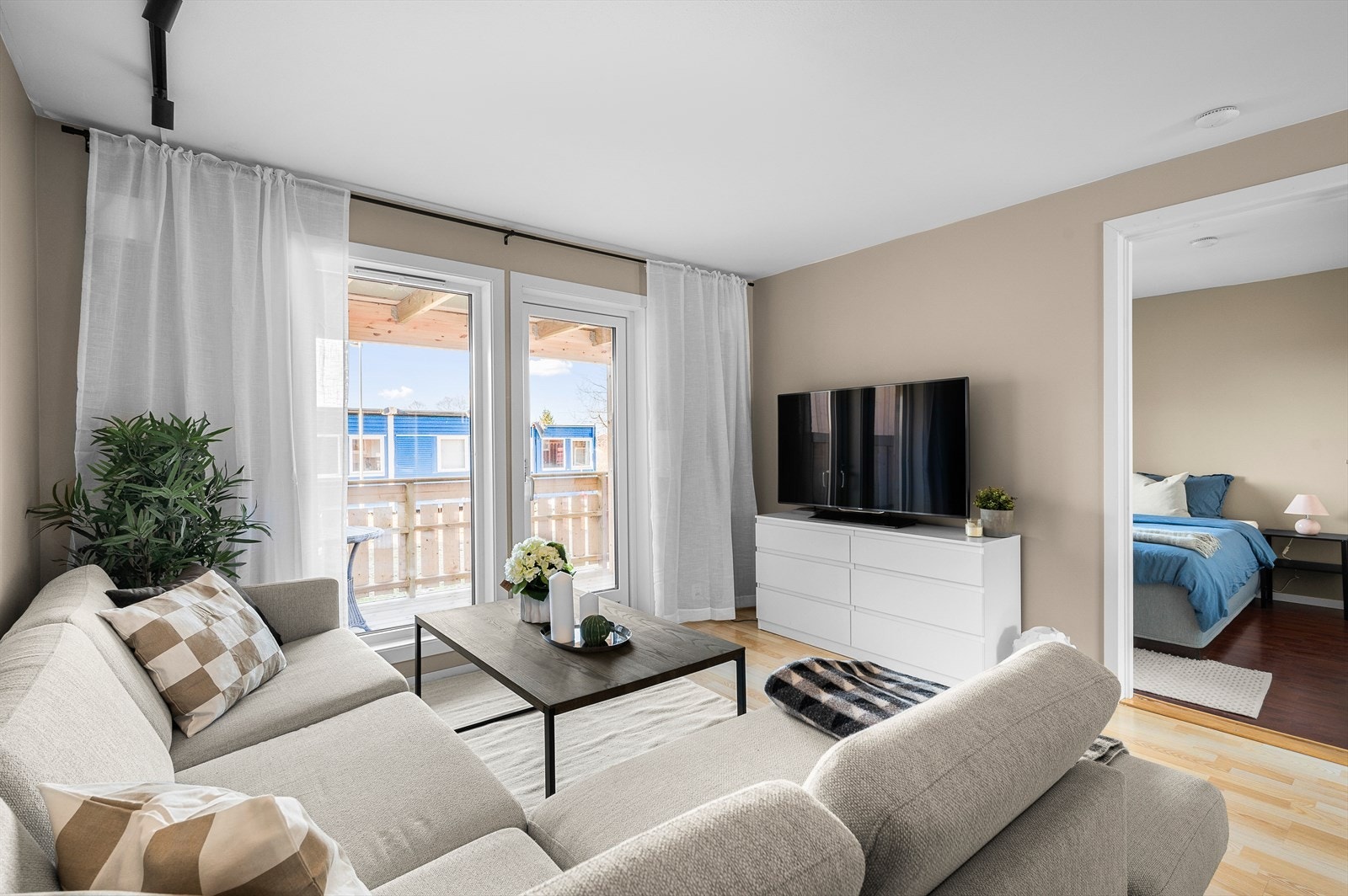 Boligen innehar ettermontert desentralisert balansert ventilasjon ifm rehabilitering av fasader igjennom borettslaget. Galleribilde