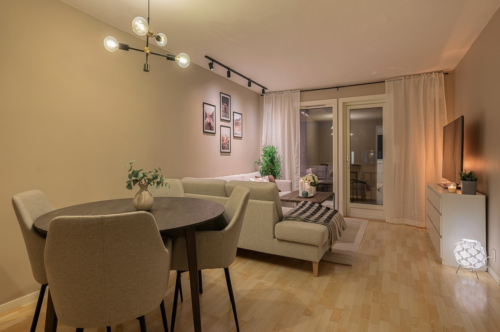 Leiligheten har en praktisk planløsning med god plass til spisebord og sittegruppe. Galleribilde
