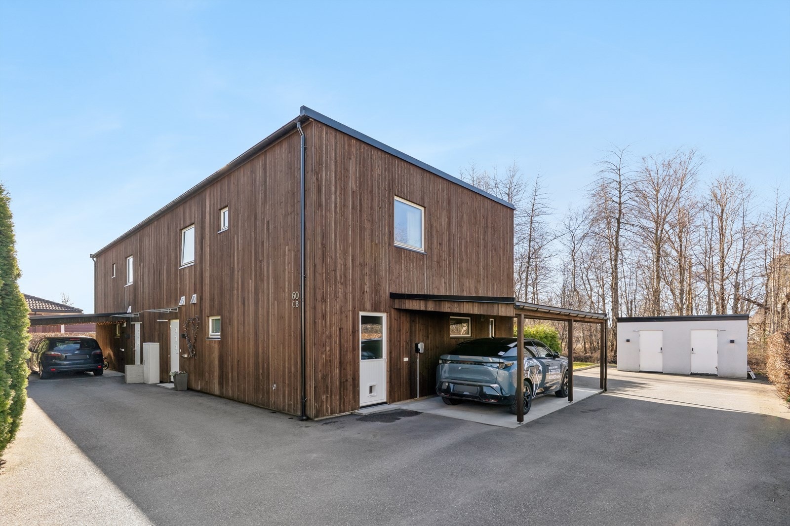 Eiendommen har asfaltert gårdsplass med parkering i egen carport og plass til gjester. Galleribilde