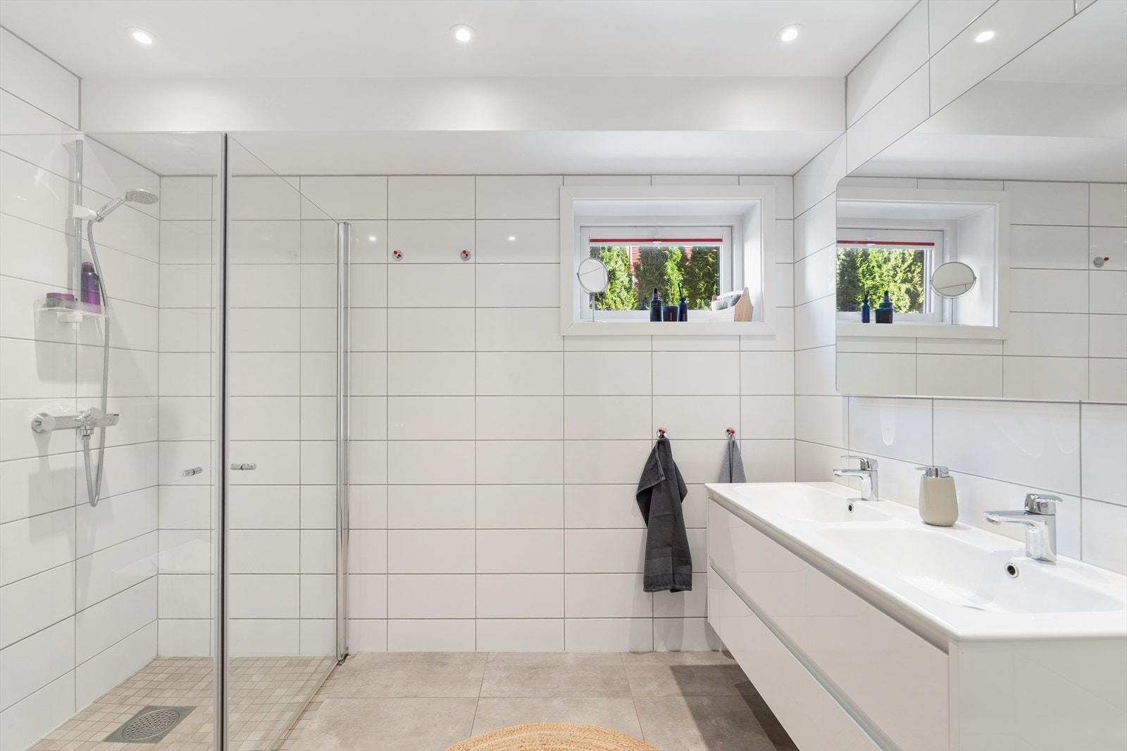 Badet i første etasje er flislagt og har varmekabler i gulvet. Innredningen inkluderer en praktisk dobbel servant. Galleribilde