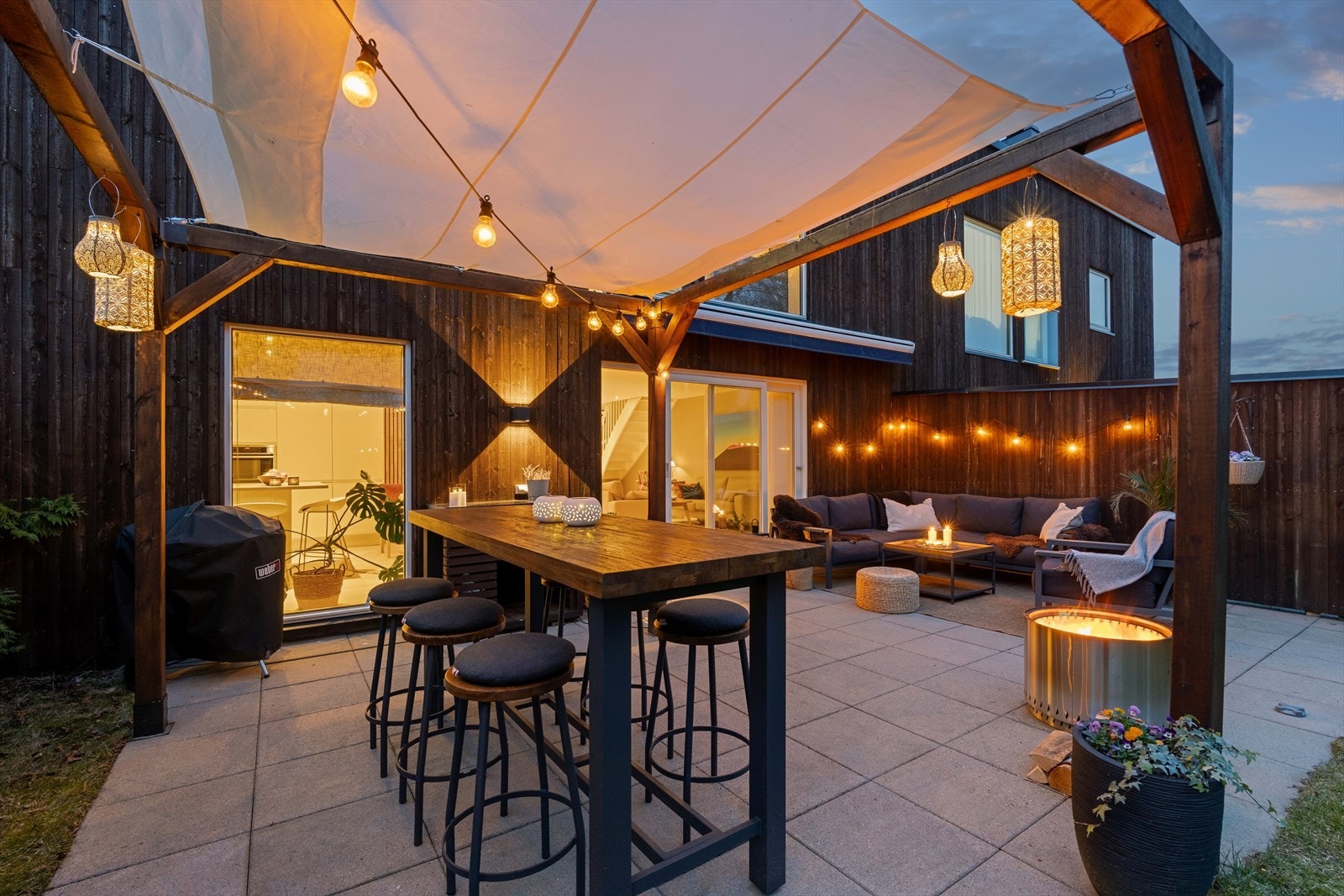 Uteområdet er designet for sosiale sammenkomster, med en pergola som skaper en lun og definert sone på terrassen. Galleribilde