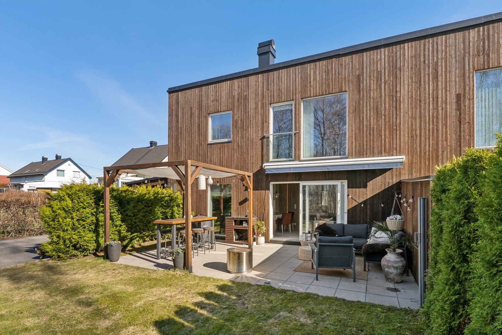Boligen har et moderne uttrykk med stående trekledning og store vindusflater. Galleribilde