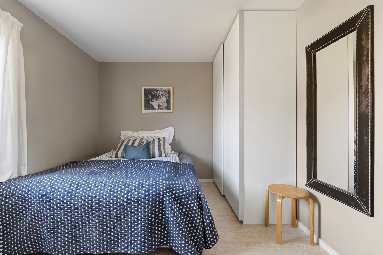 Det tredje soverommet i etasjen - alle rommene har en tidsriktig stil med listeløse overganger til tak og slette vegger. Galleribilde