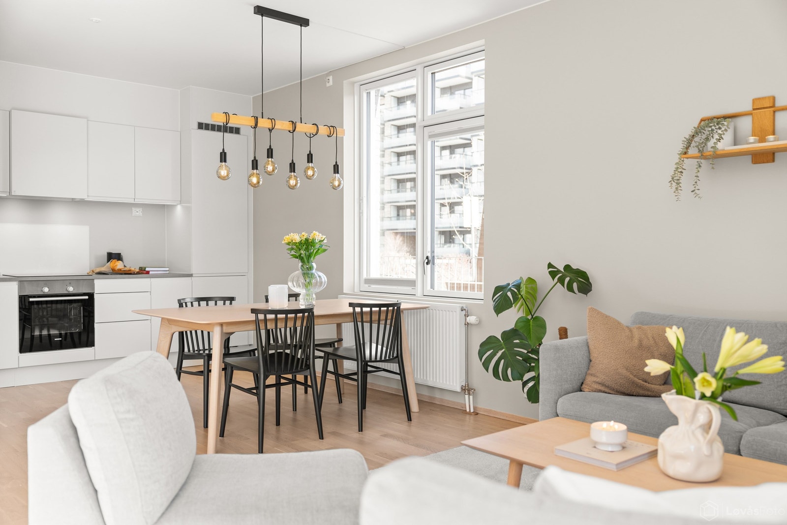 Den åpne løsningen mellom stue og kjøkken skaper en sosial sone med god plass til både spisebord og sofagruppe. Galleribilde