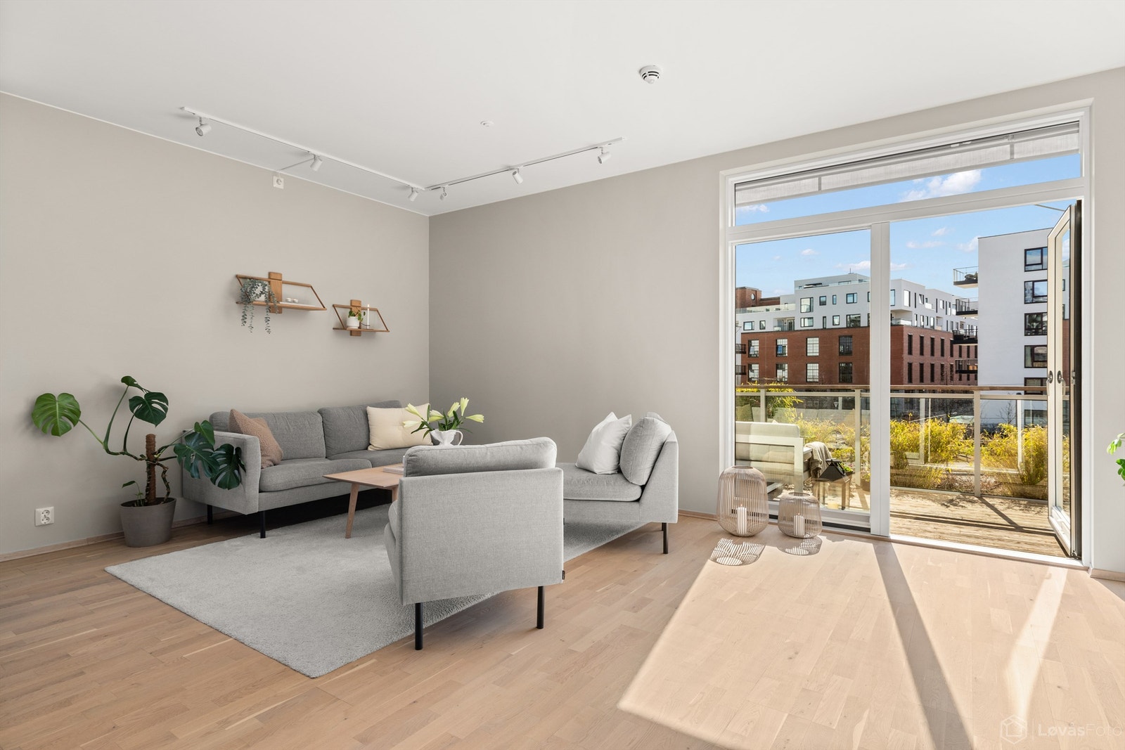Overflatene er malt i moderne, lyse beige toner som gir et tidløst og harmonisk uttrykk. Galleribilde