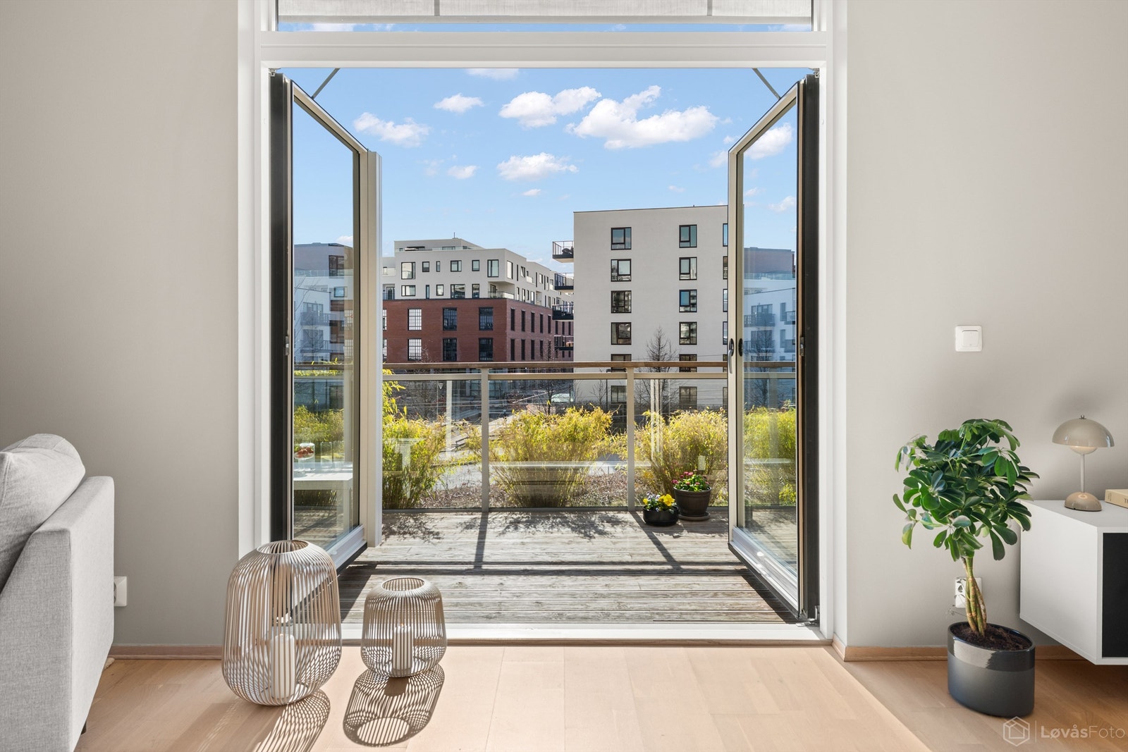 De doble terrassedørene åpner opp og visker ut skillet mellom inne og ute. Galleribilde