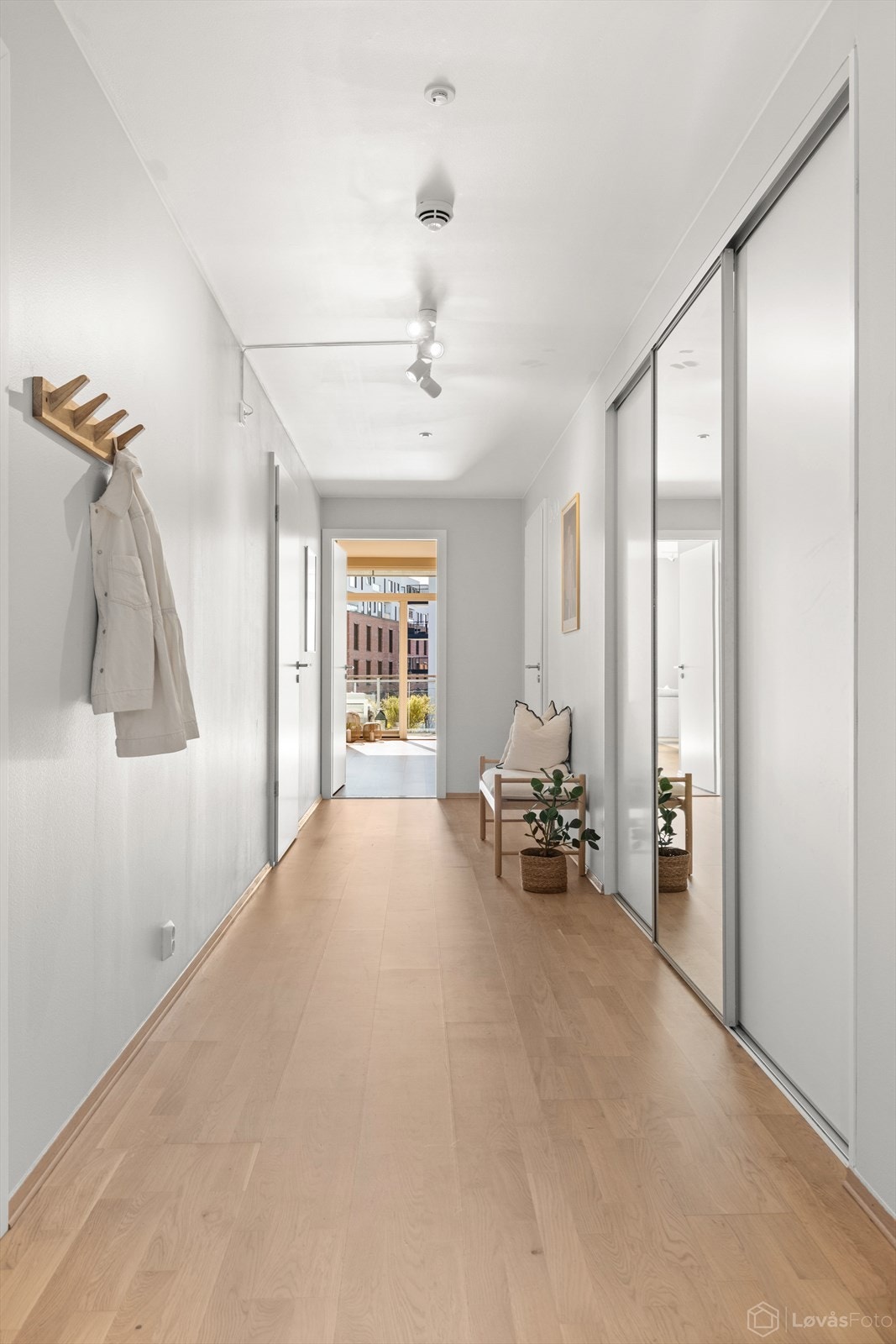 I tilknytning til entréen ligger et separat omkledningsrom med skyvedører. Dette gir ekstra garderobeplass og fungerer som et lite walk-in closet. Galleribilde