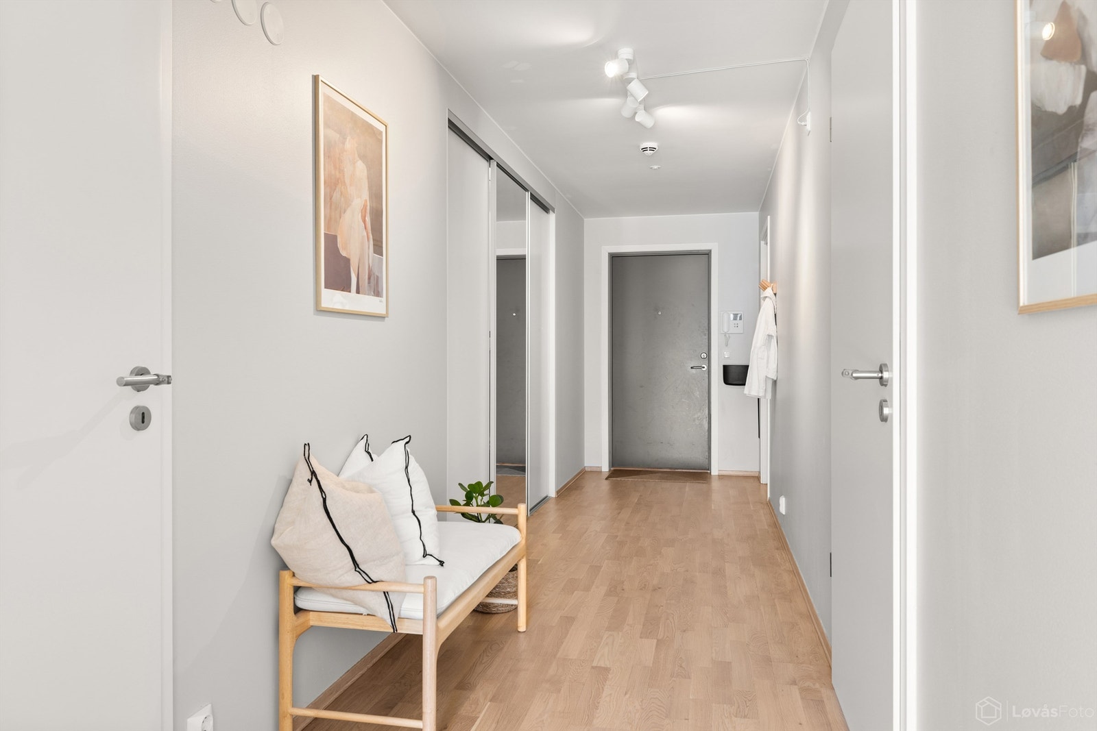 Entréen ønsker velkommen inn med parkett på gulvet, som er gjennomgående i de fleste rom. Galleribilde