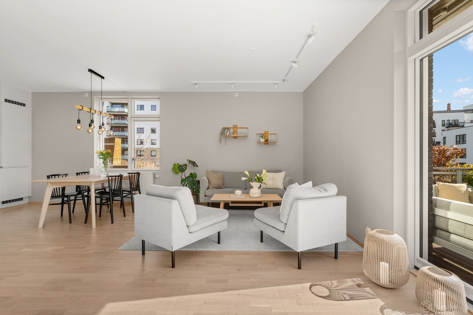 En usjenert og moderne 3-roms leilighet fra 2017 med en romslig markterrasse på hele 23 m². Her får du bl.a. gode solforhold, samt tilgang til heis og garasjeplass med elbillader. Galleribilde